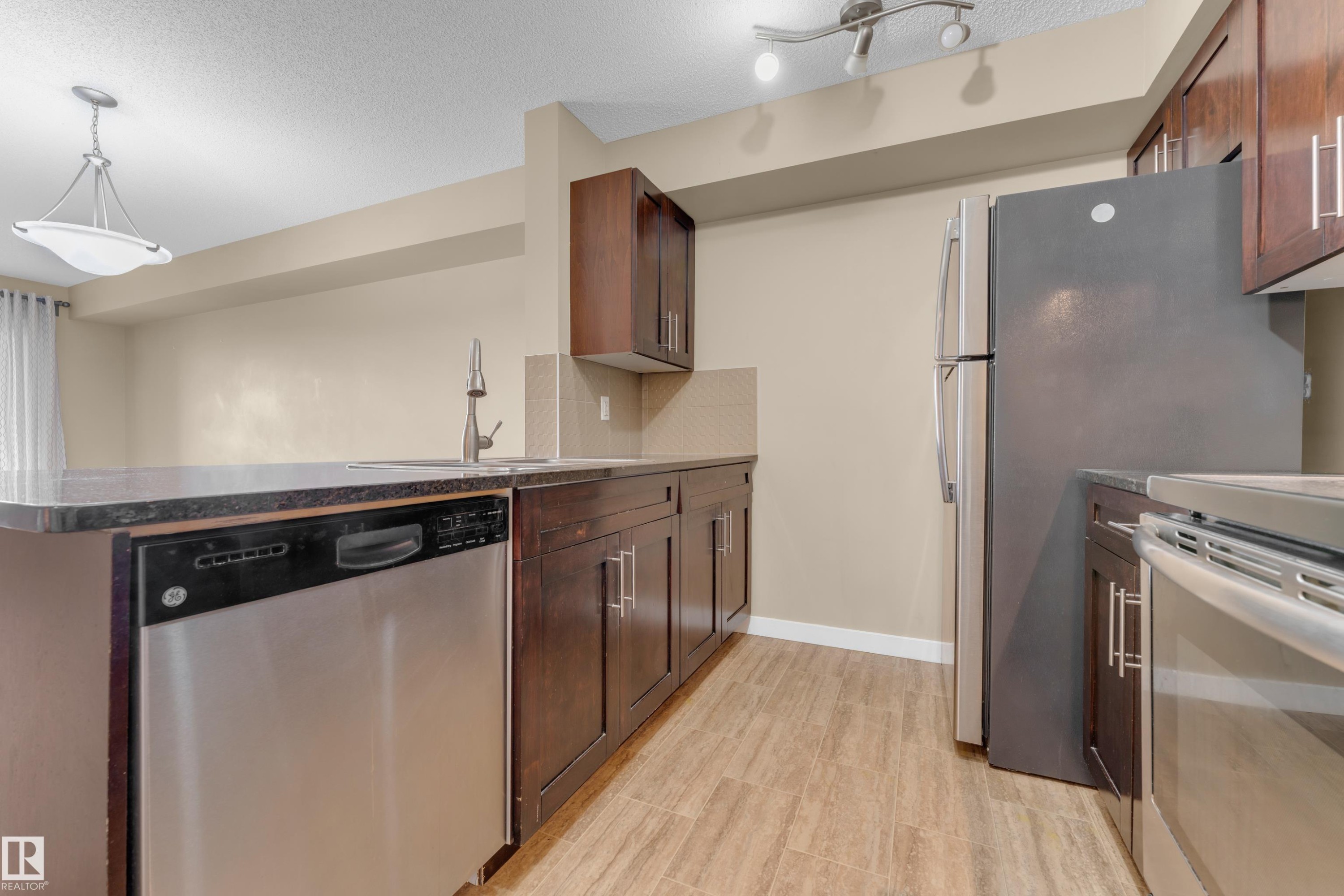 303 111 Watt Common, Edmonton, AB - Indoor Photo Showing Kitchen
