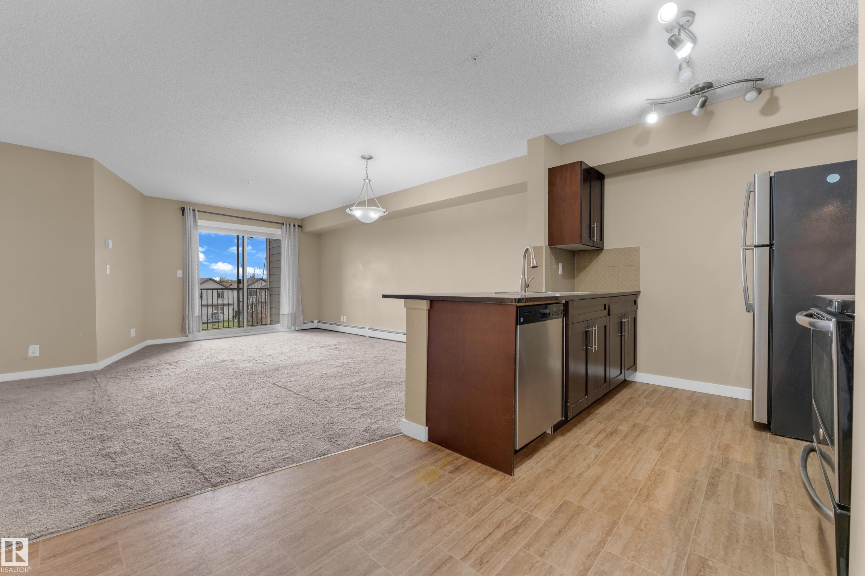 303 111 Watt Common, Edmonton, AB - Indoor Photo Showing Kitchen