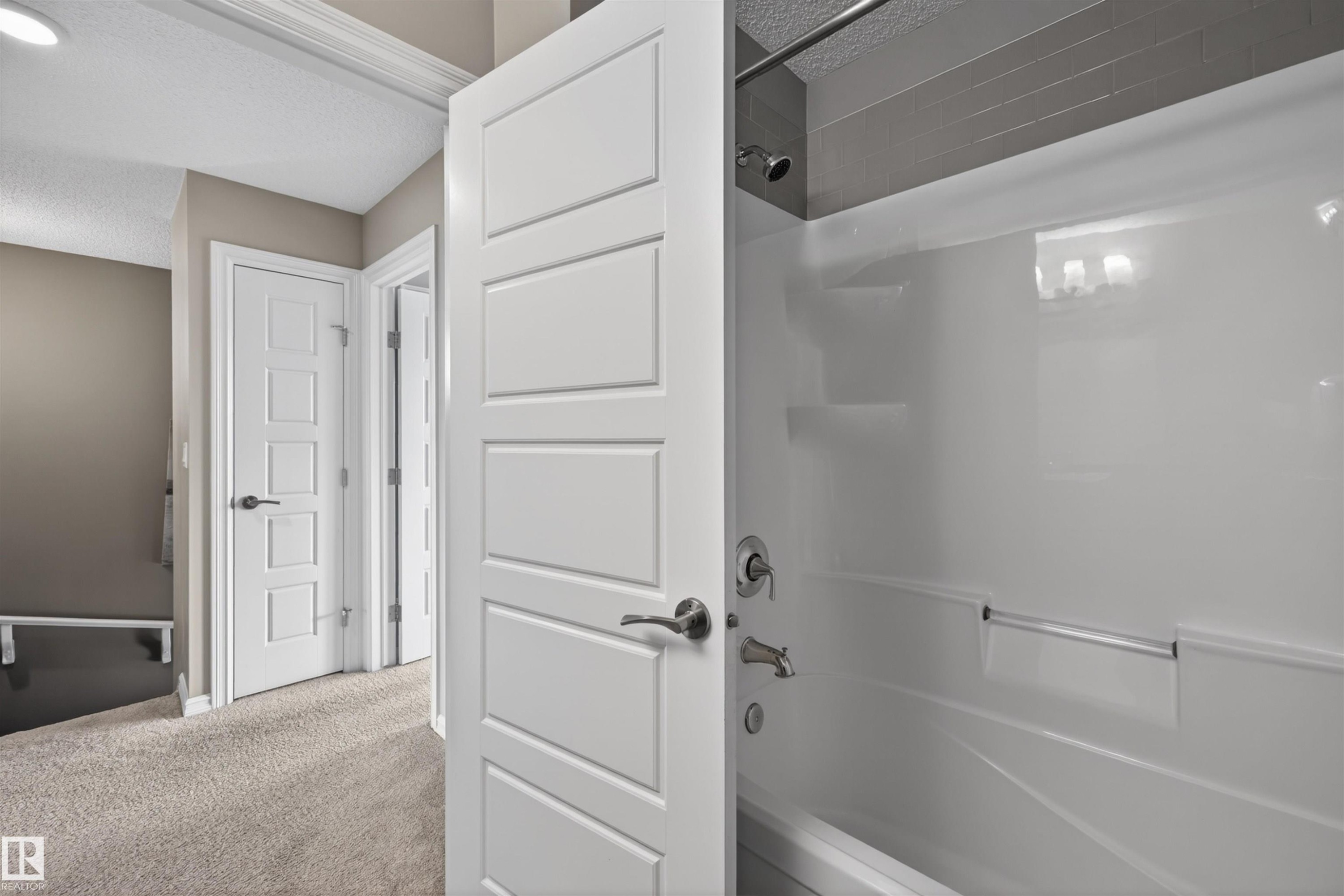 828 36 Avenue, Edmonton, AB - Indoor Photo Showing Bathroom