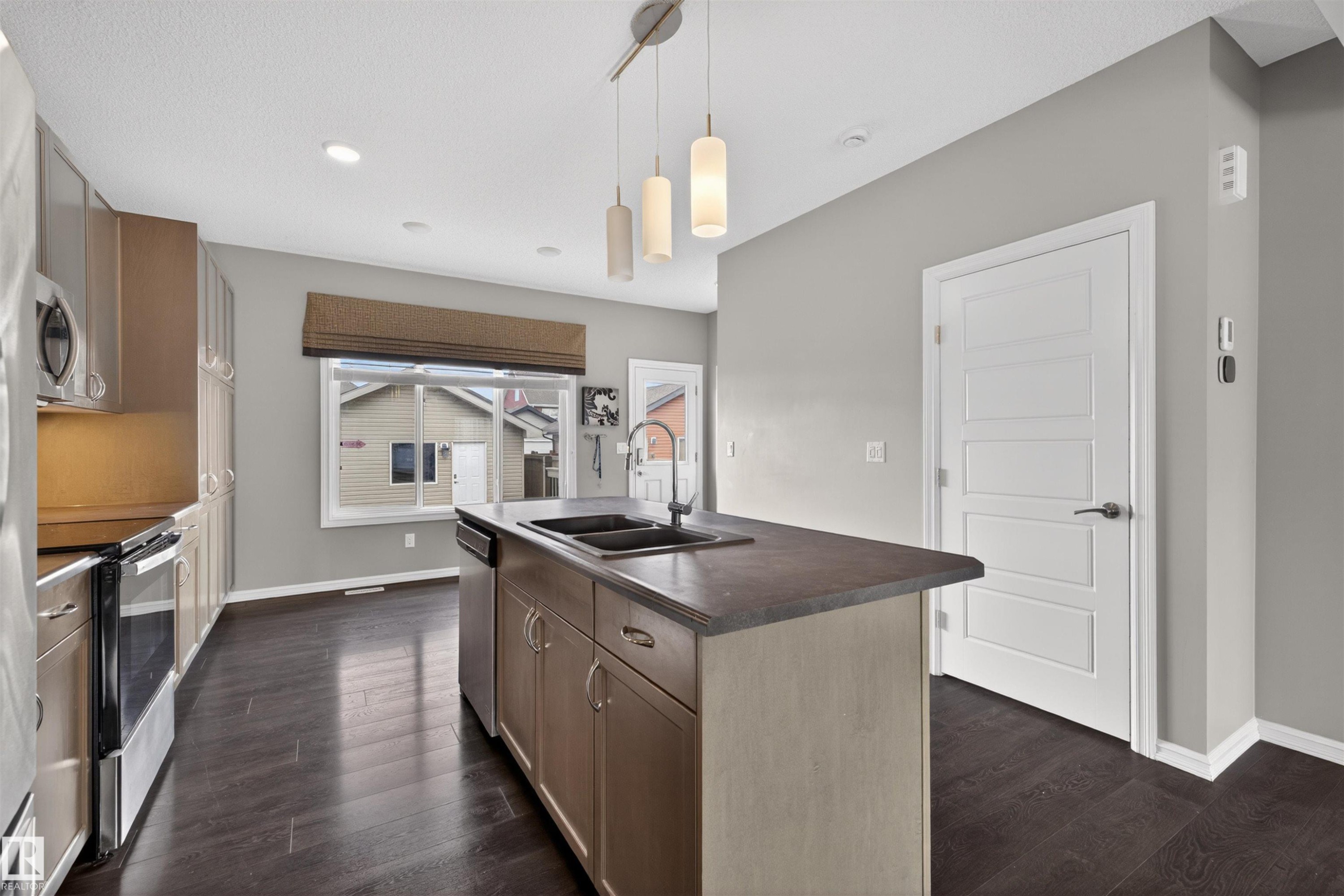 828 36 Avenue, Edmonton, AB - Indoor Photo Showing Kitchen With Double Sink