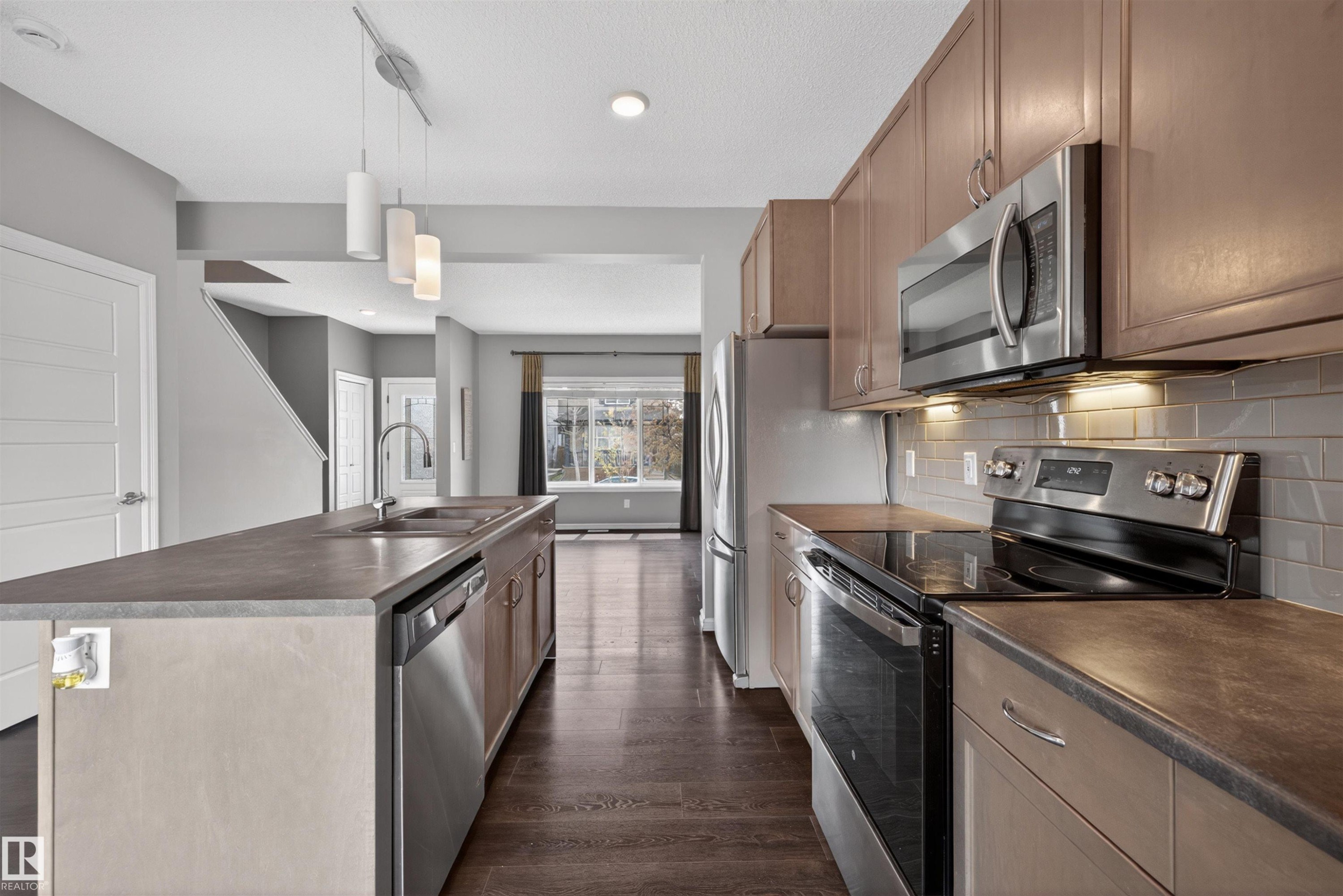 828 36 Avenue, Edmonton, AB - Indoor Photo Showing Kitchen