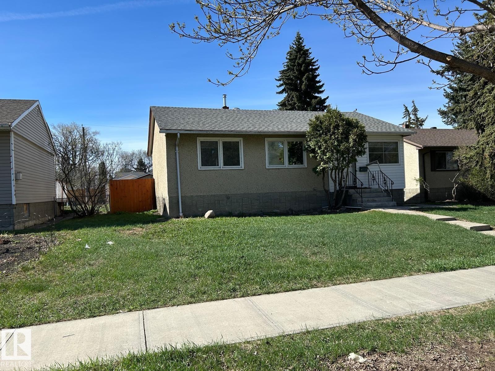 Single-story residence featuring a stucco exterior and a grey shingle roof - 13543 124A Avenue, Edmonton, AB - Outdoor