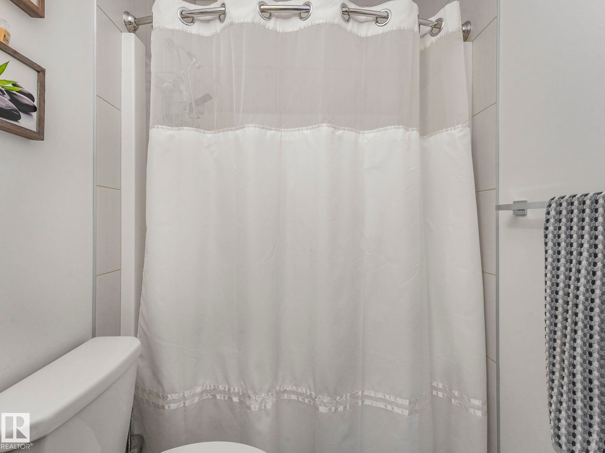 22522 98A Avenue, Edmonton, AB - Indoor Photo Showing Bathroom