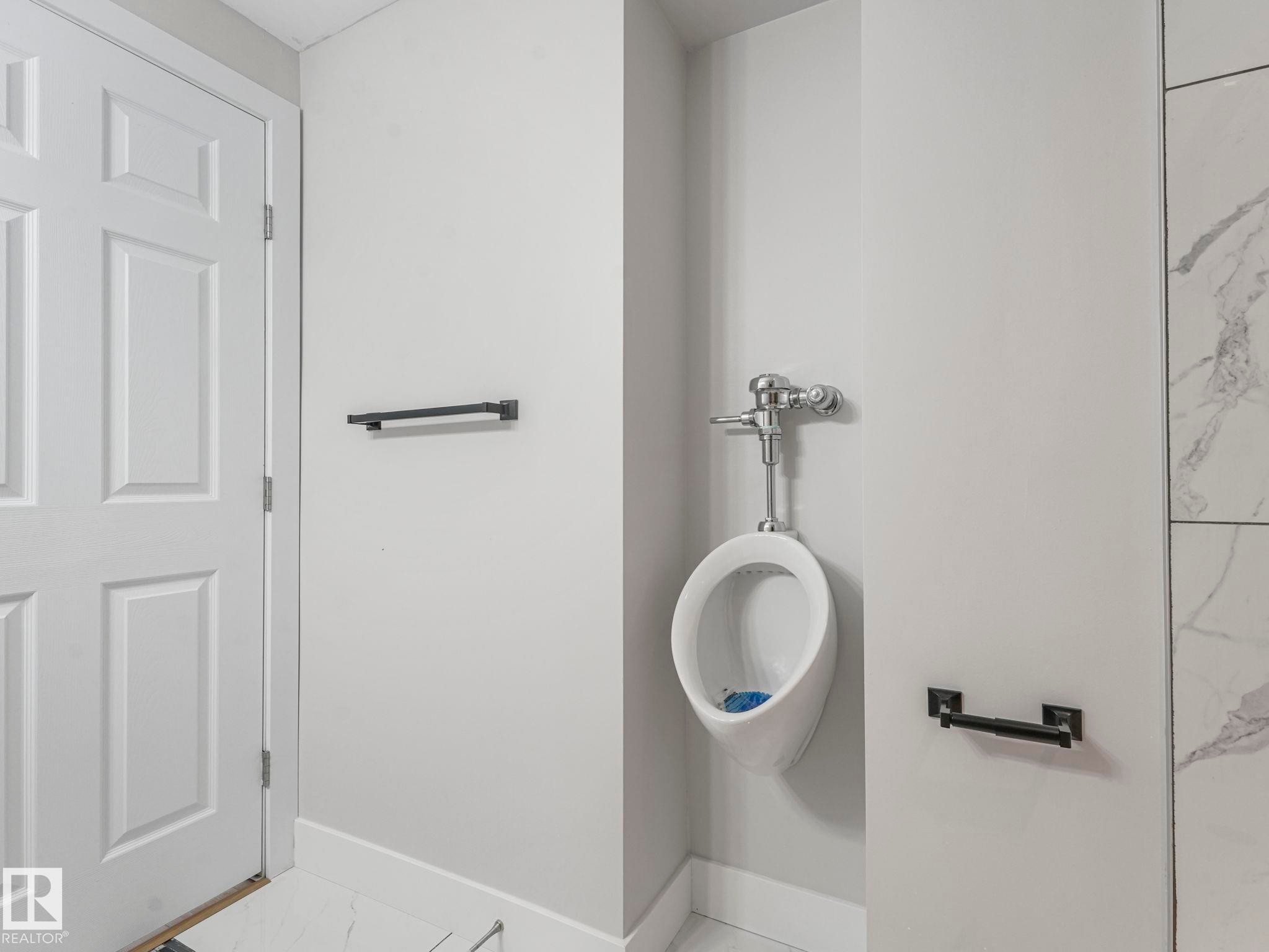 7327 24 Avenue, Edmonton, AB - Indoor Photo Showing Bathroom