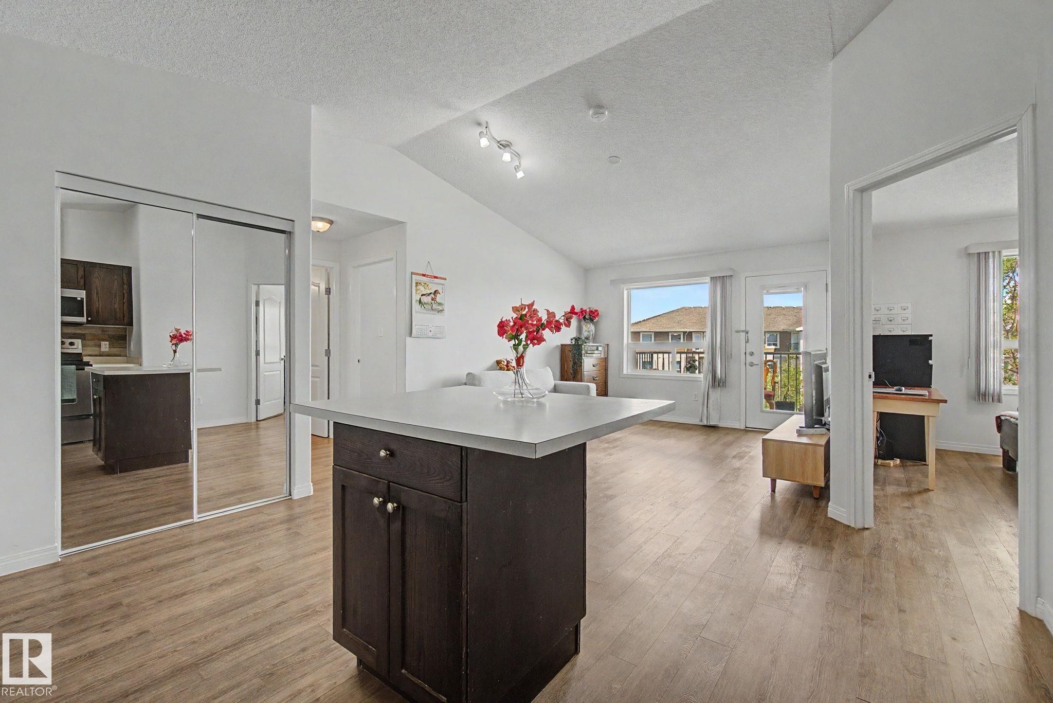 1401 9363 Simpson Drive, Edmonton, AB - Indoor