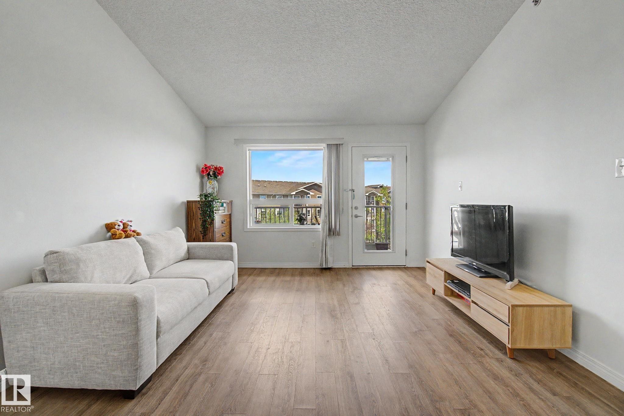 1401 9363 Simpson Drive, Edmonton, AB - Indoor Photo Showing Living Room