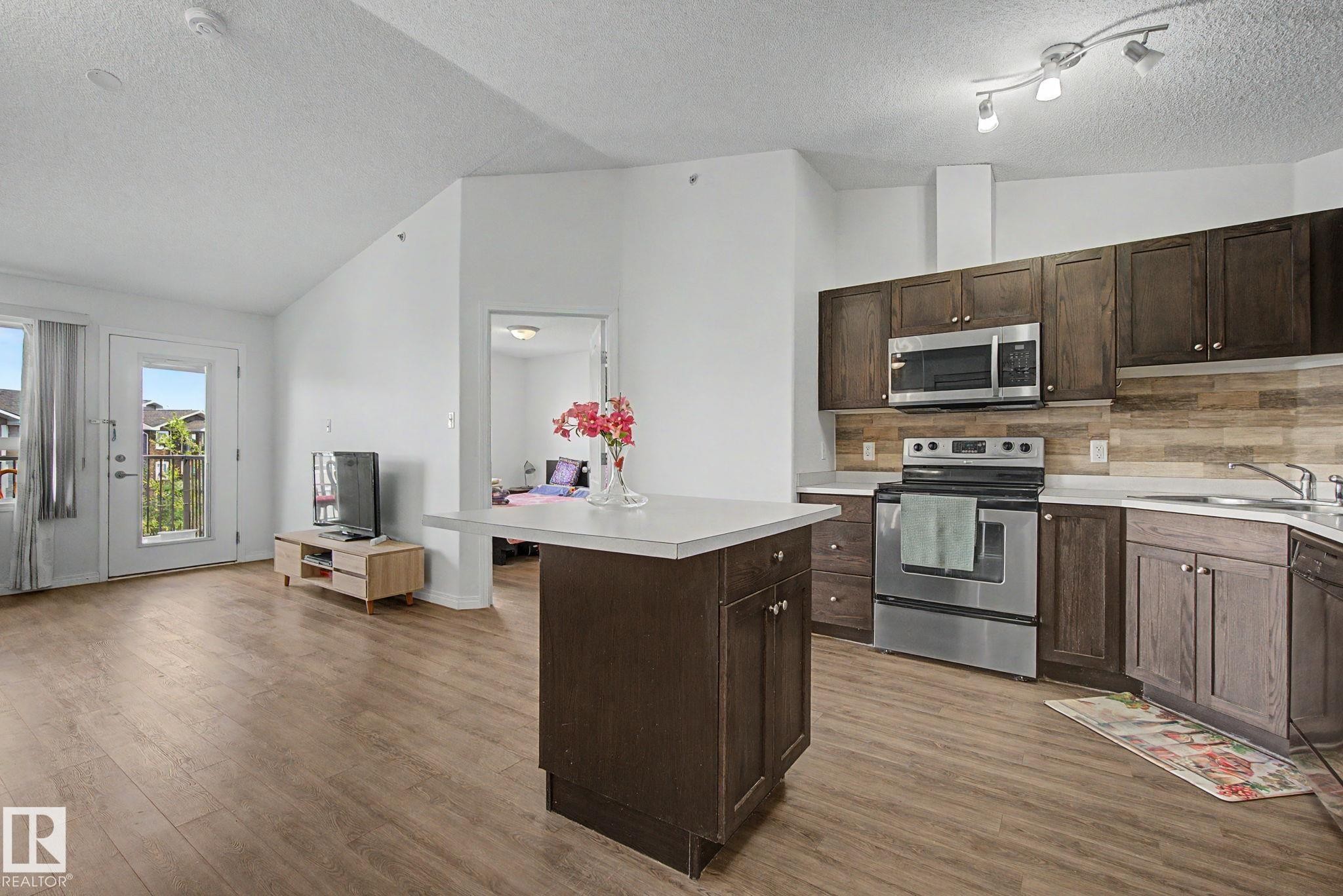 1401 9363 Simpson Drive, Edmonton, AB - Indoor Photo Showing Kitchen
