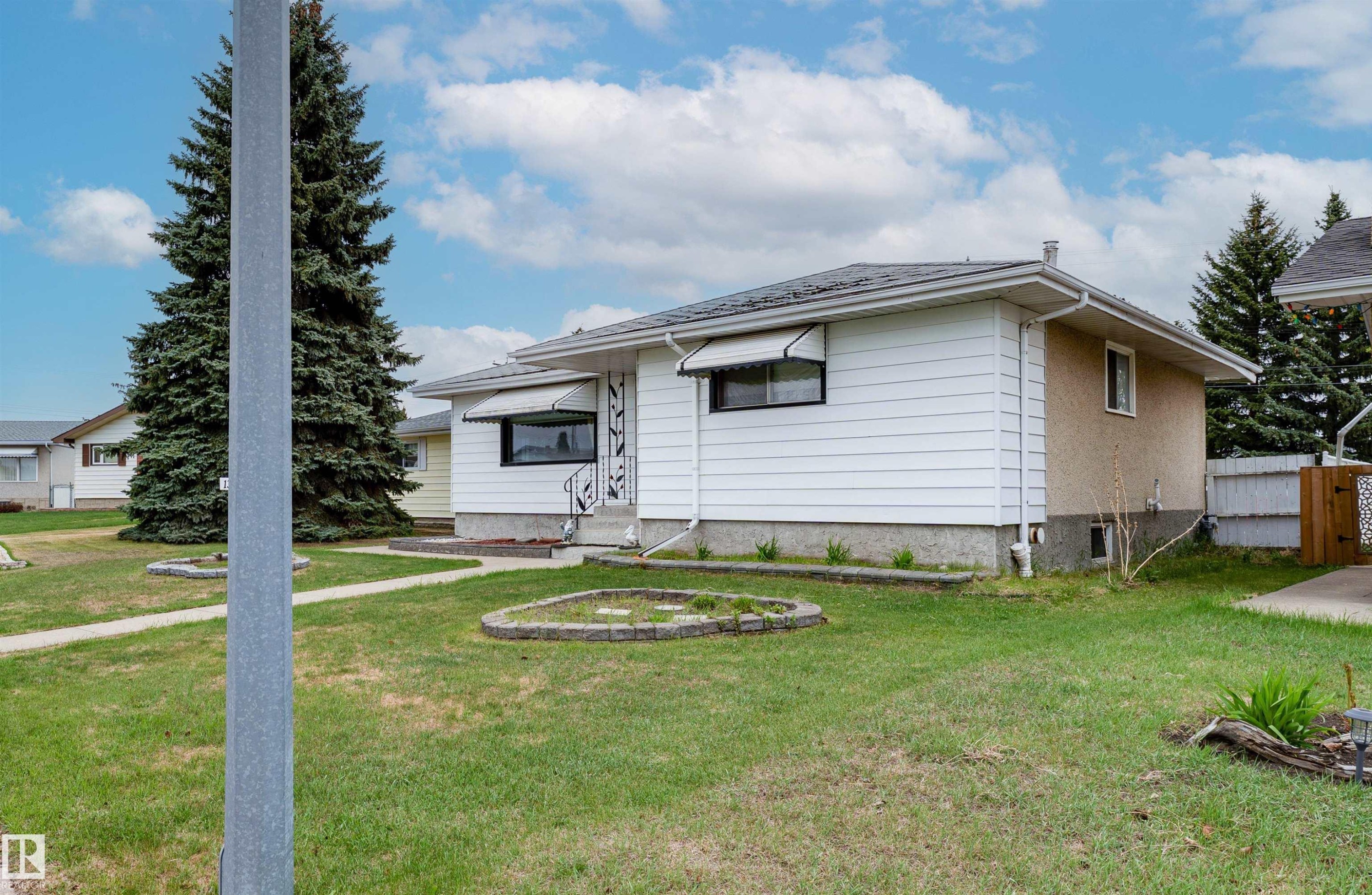 Single-story residence featuring white horizontal siding and stucco accents - 13231 74 Street, Edmonton, AB - Outdoor