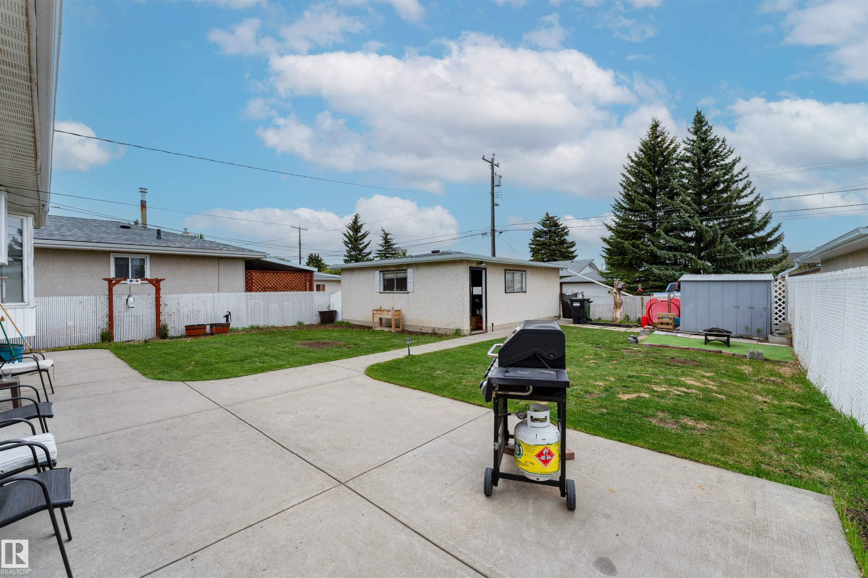 Expansive concrete patio and pathways - 13231 74 Street, Edmonton, AB - Outdoor