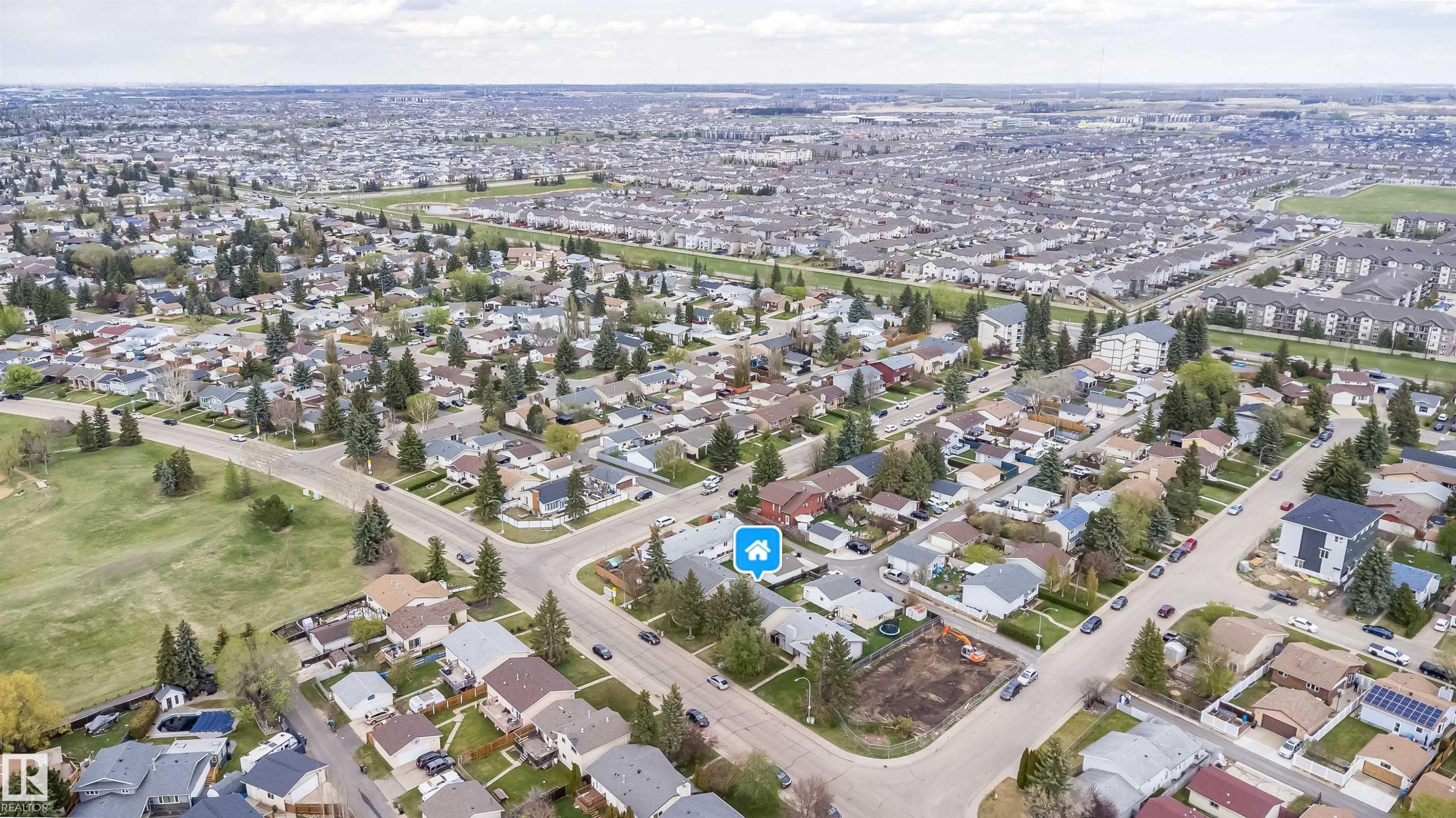 Residential neighborhood featuring mature trees and a mix of single-family homes - 1771 37 Street, Edmonton, AB - Outdoor With View