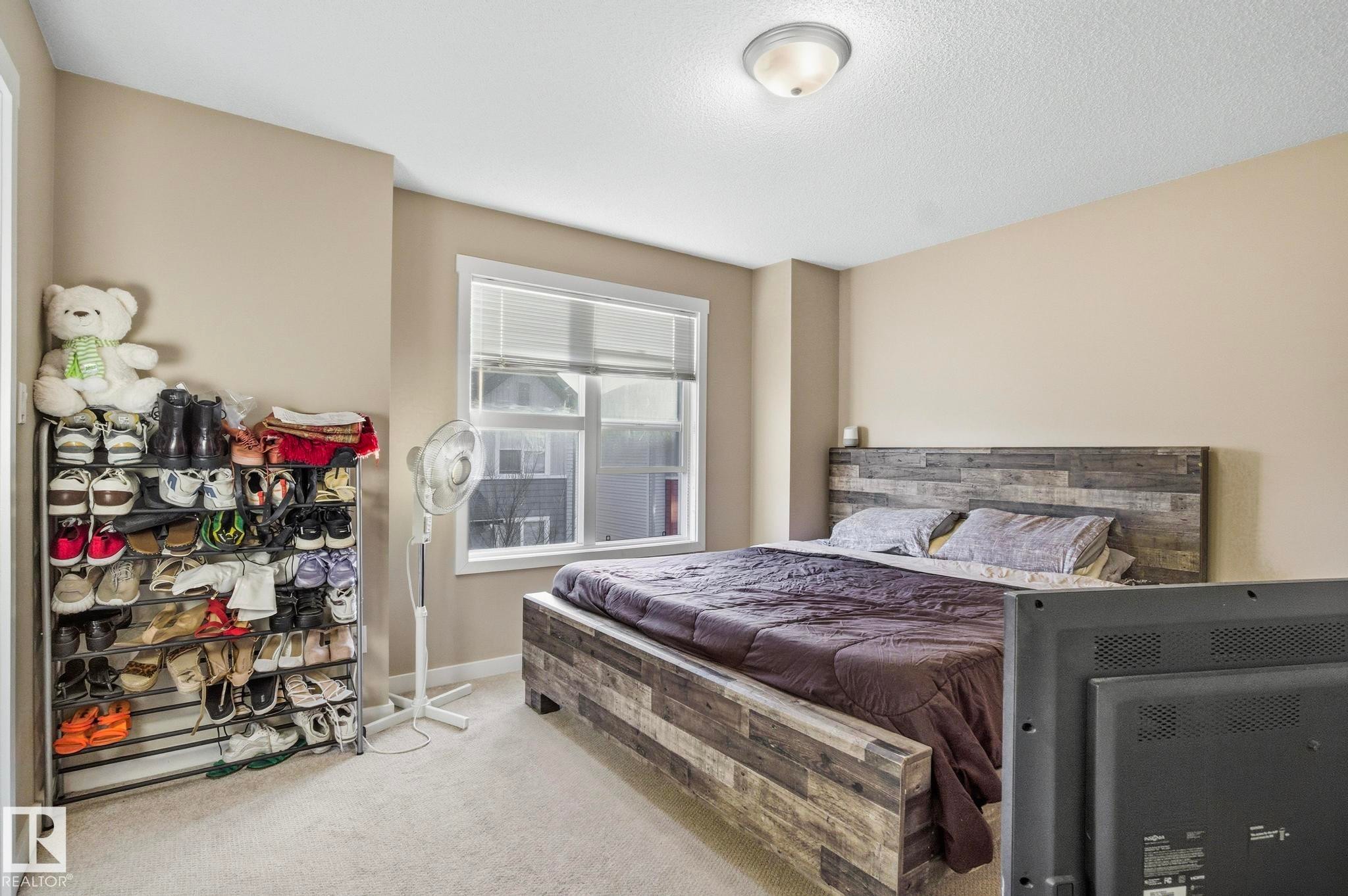 Bedroom featuring neutral-toned walls, a window with blinds, and carpeted flooring - 30 6075 Schonsee Way, Edmonton, AB - Indoor Photo Showing Bedroom