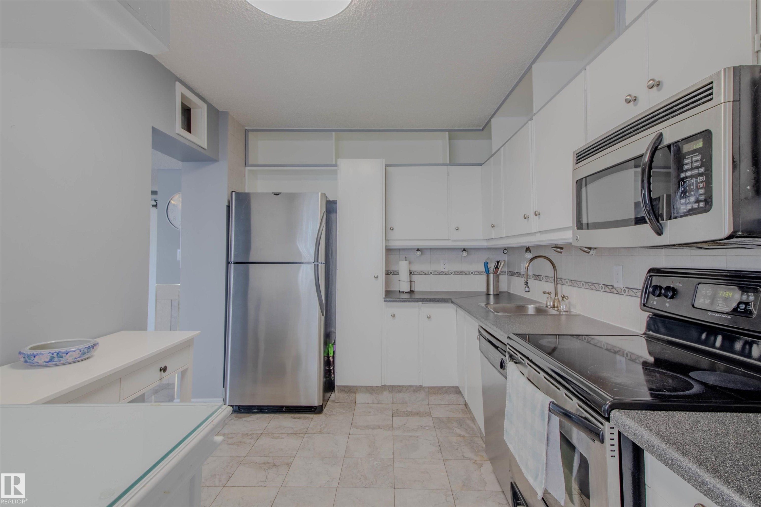202 8340 Jasper Avenue, Edmonton, AB - Indoor Photo Showing Kitchen