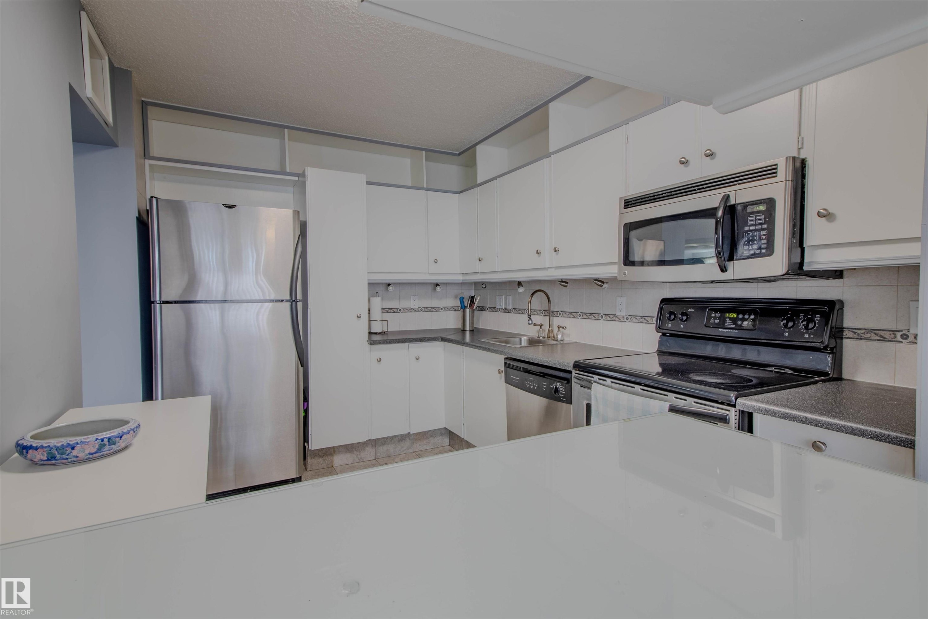 202 8340 Jasper Avenue, Edmonton, AB - Indoor Photo Showing Kitchen
