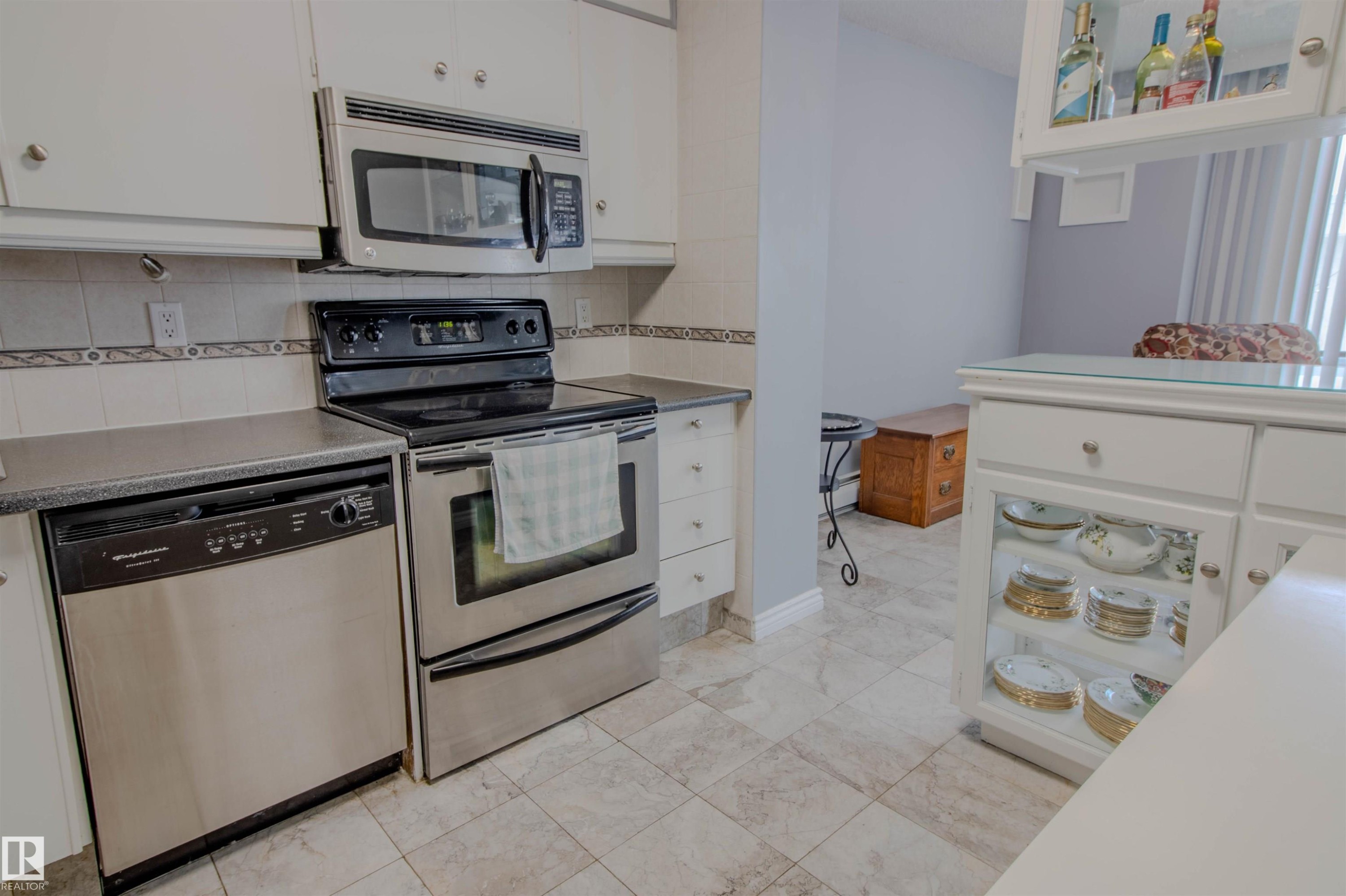 202 8340 Jasper Avenue, Edmonton, AB - Indoor Photo Showing Kitchen
