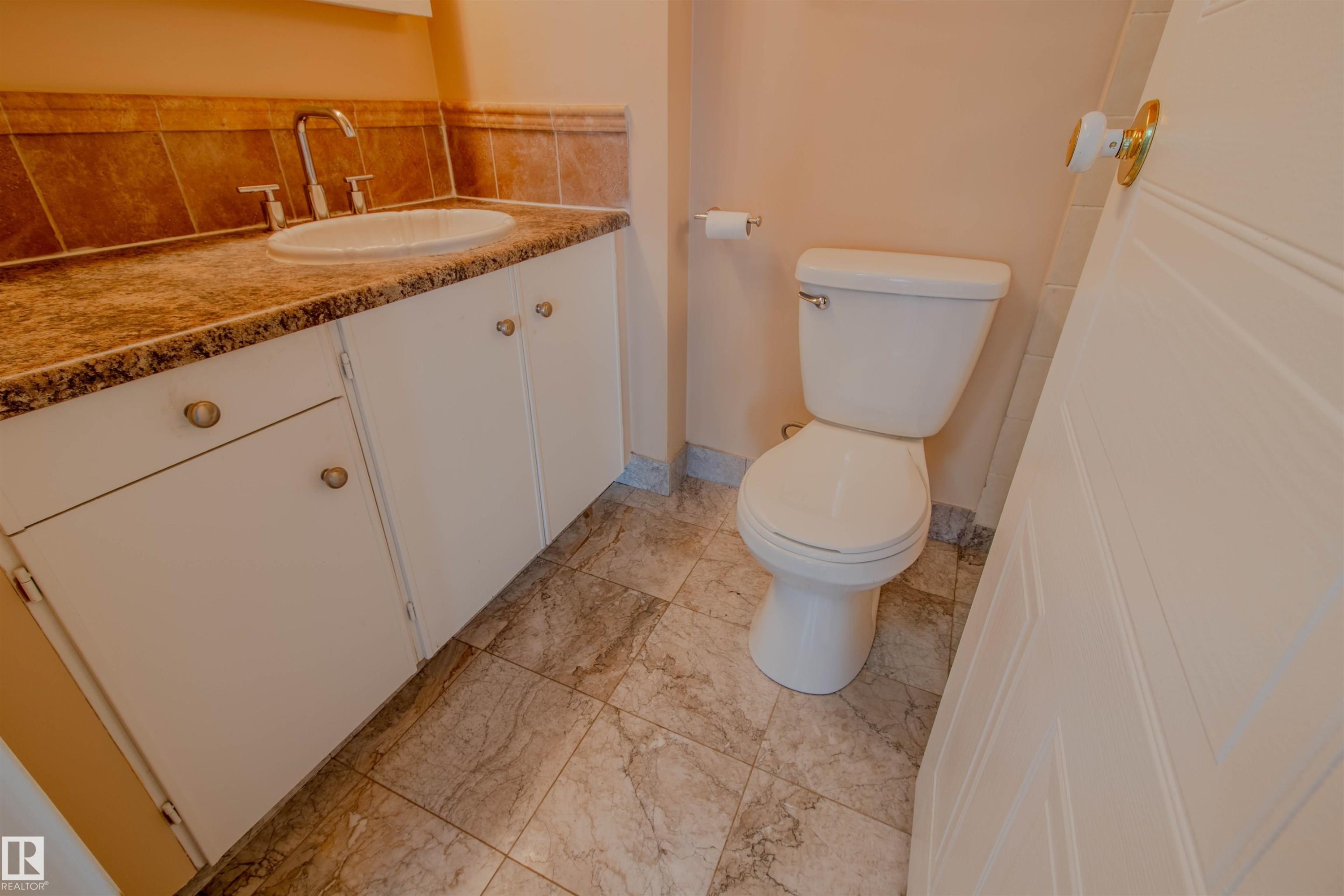 202 8340 Jasper Avenue, Edmonton, AB - Indoor Photo Showing Bathroom
