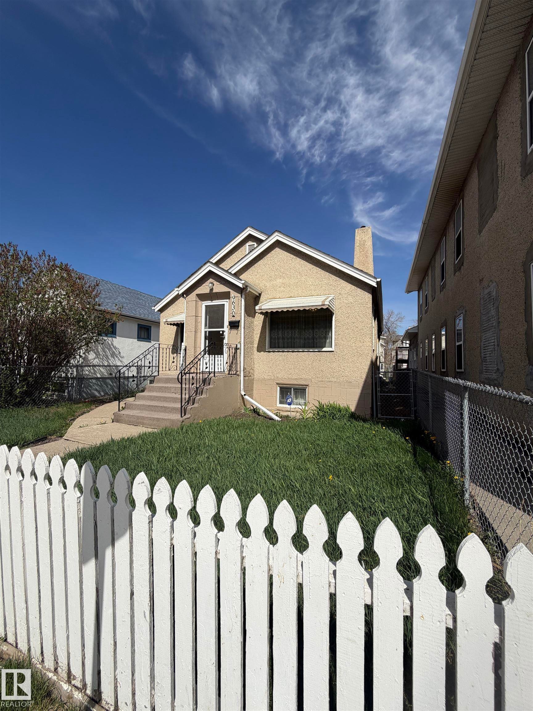 Single-story residence featuring a painted stucco exterior - 9630 106 Avenue, Edmonton, AB - Outdoor
