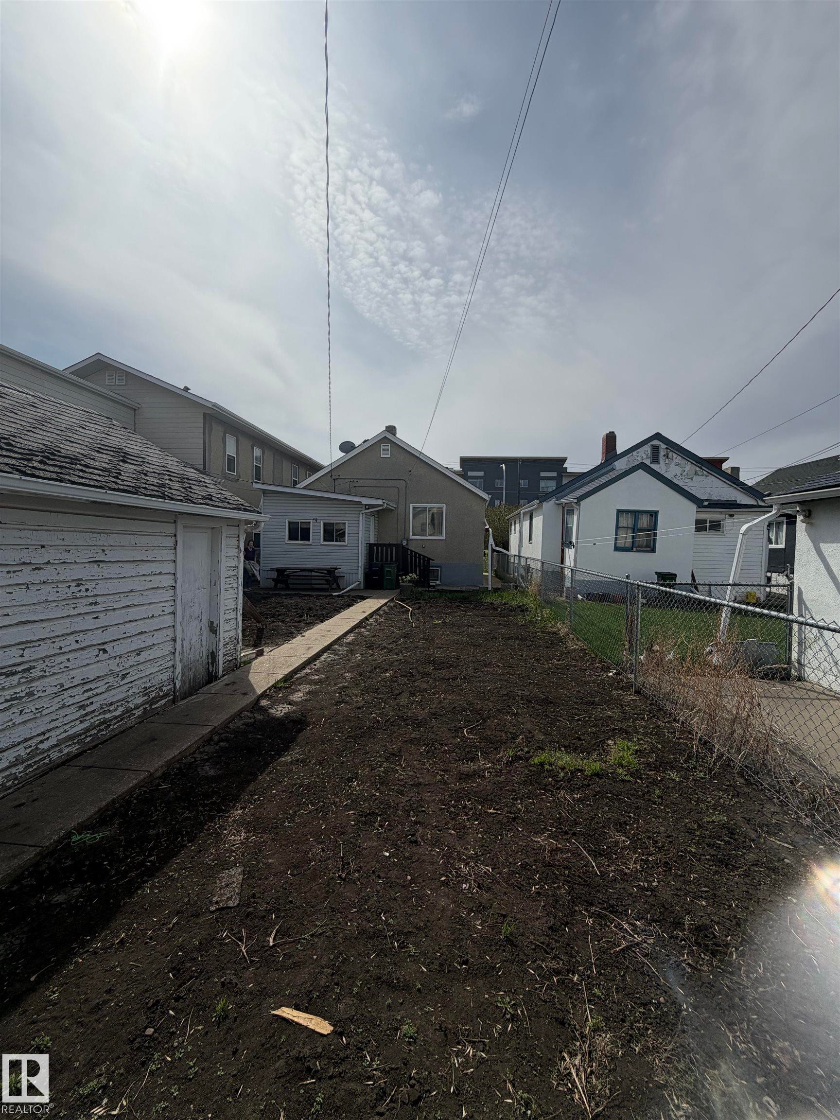 Expansive backyard area with exposed earth - 9630 106 Avenue, Edmonton, AB - Outdoor