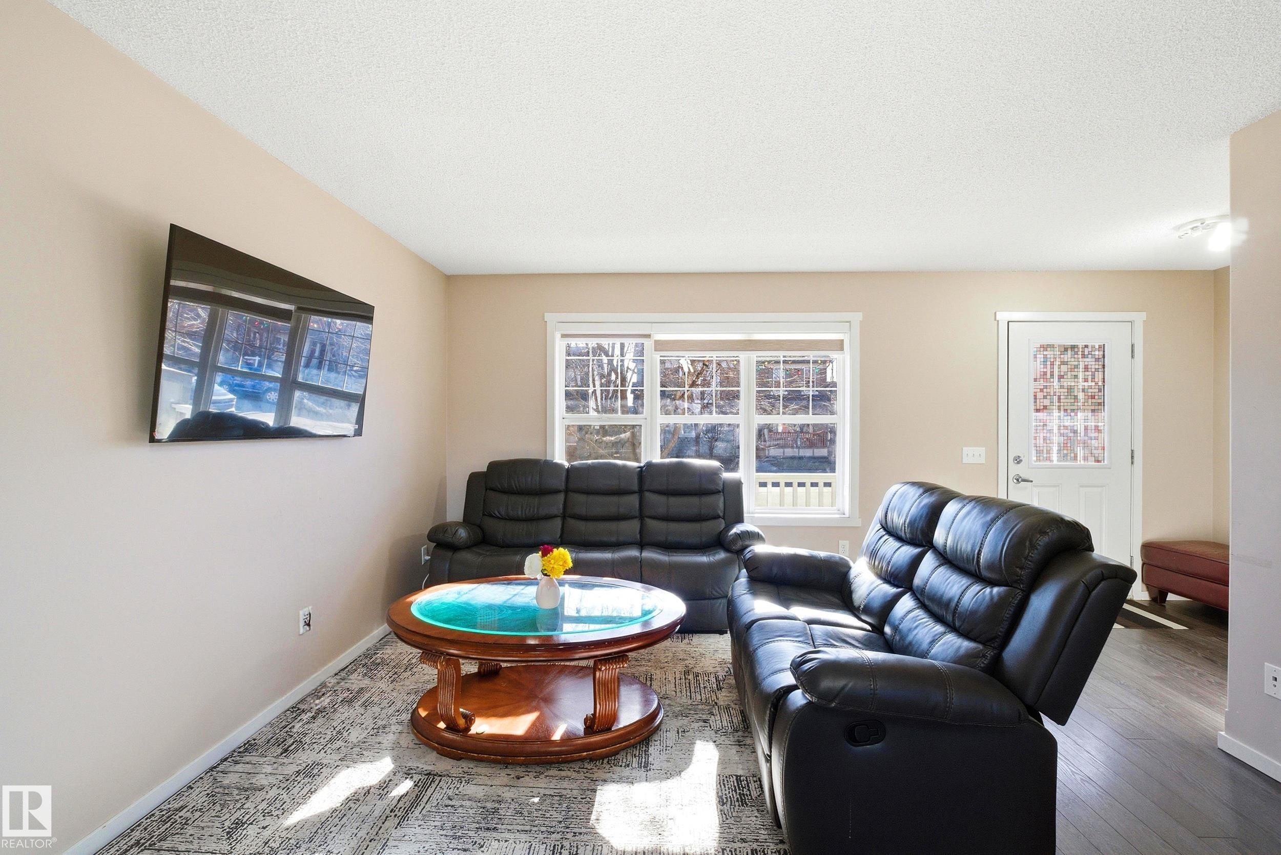 2132 32 Street Nw, Edmonton, AB - Indoor Photo Showing Living Room