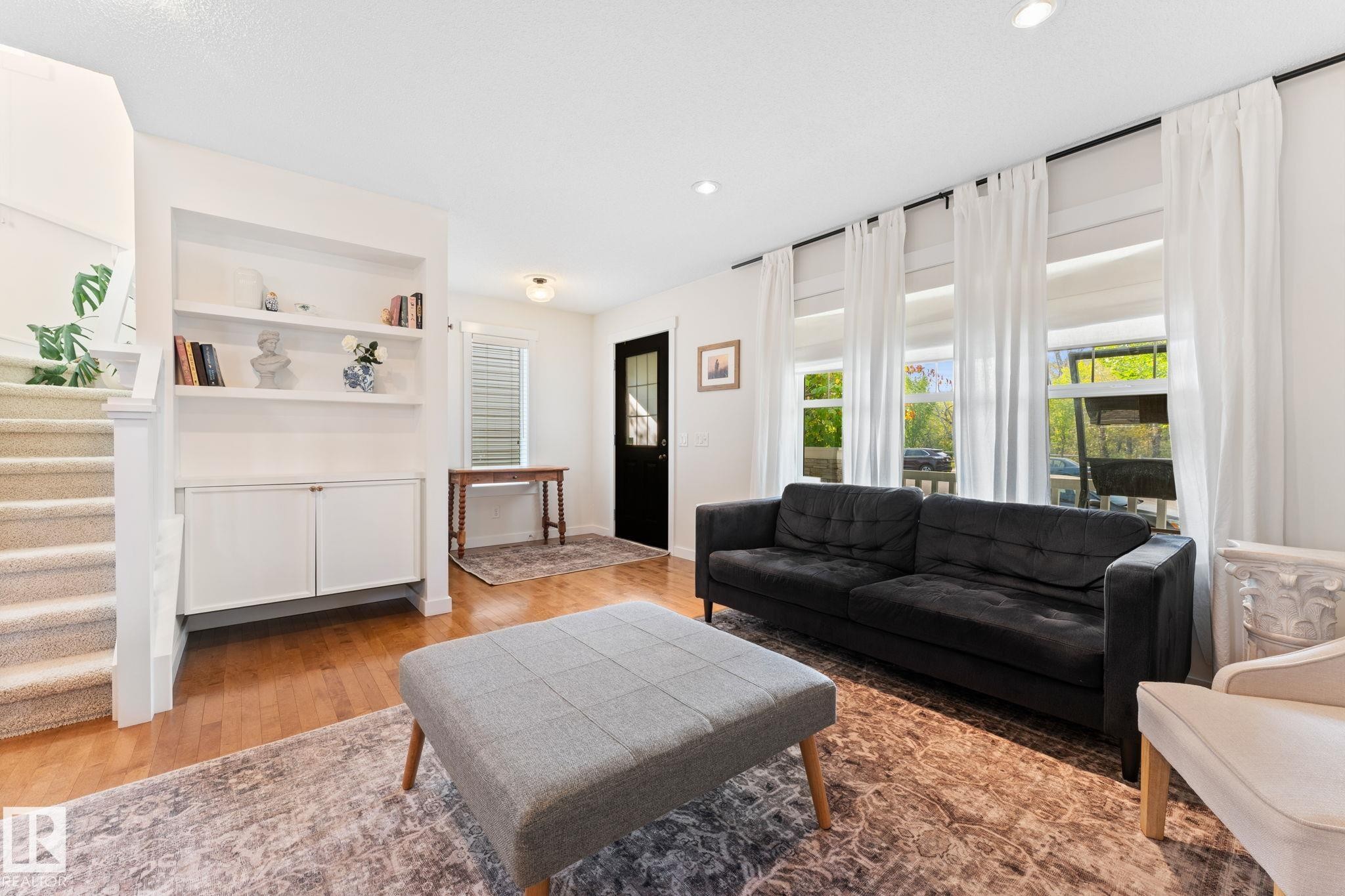 5152 4 Avenue, Edmonton, AB - Indoor Photo Showing Living Room
