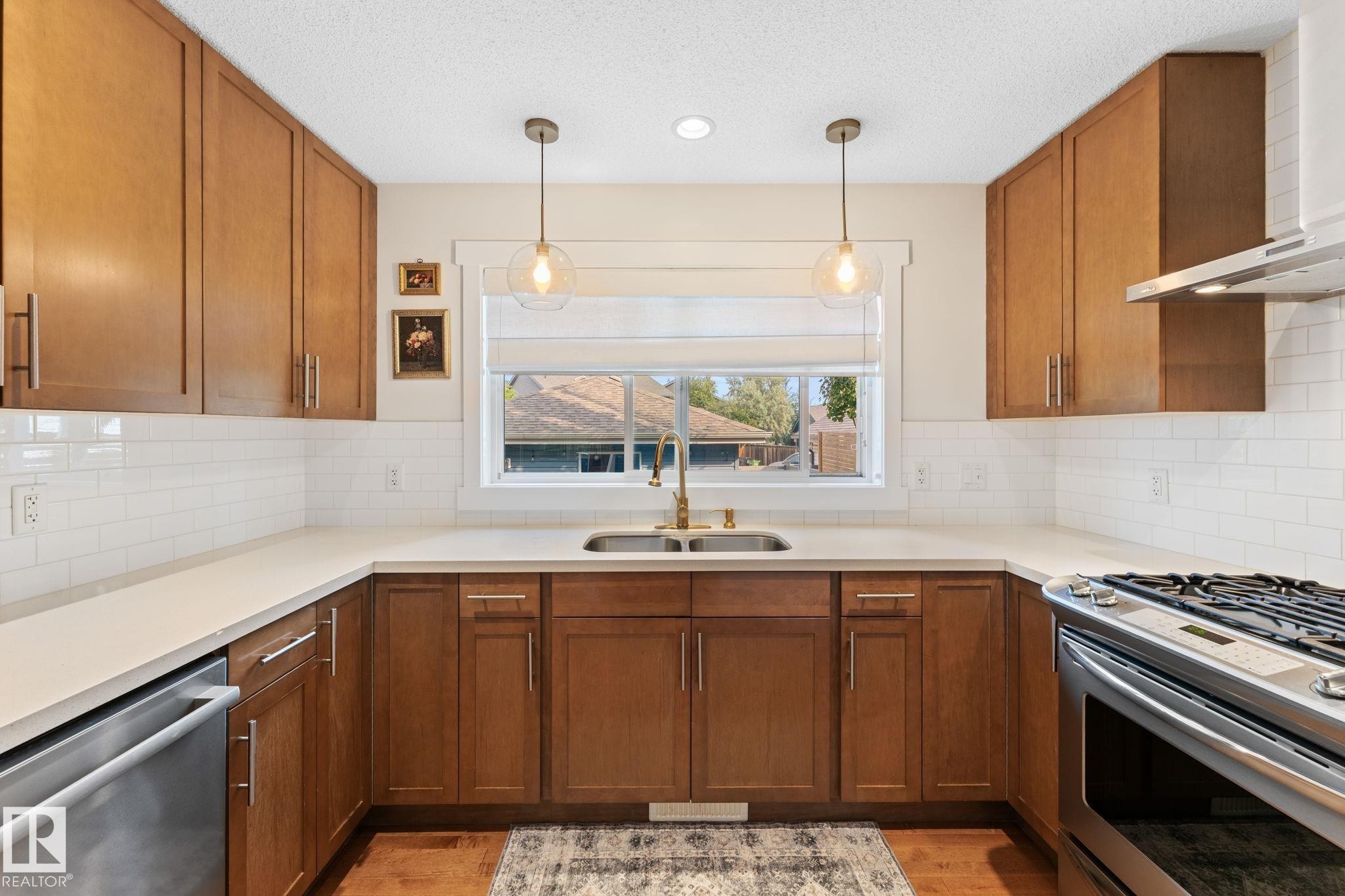 5152 4 Avenue, Edmonton, AB - Indoor Photo Showing Kitchen With Double Sink