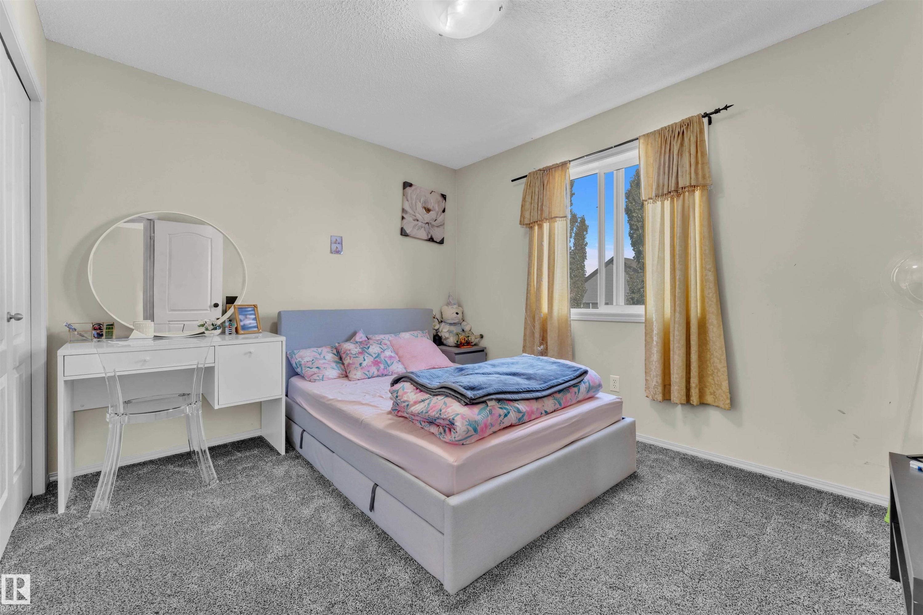 Carpeted bedroom featuring baseboards and a textured ceiling - 6152 13 Avenue, Edmonton, AB - Indoor Photo Showing Bedroom