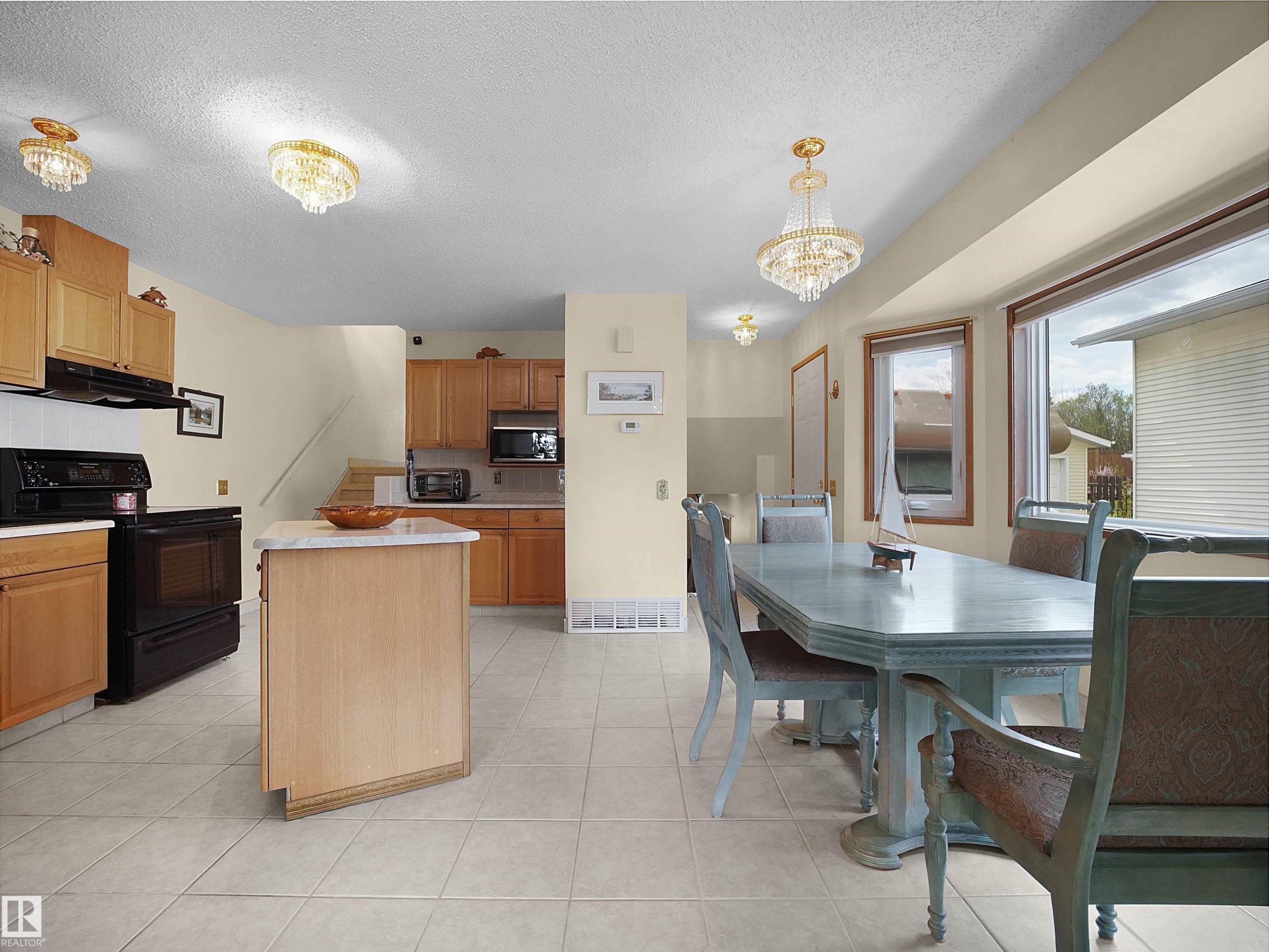 10711 24 Avenue, Edmonton, AB - Indoor