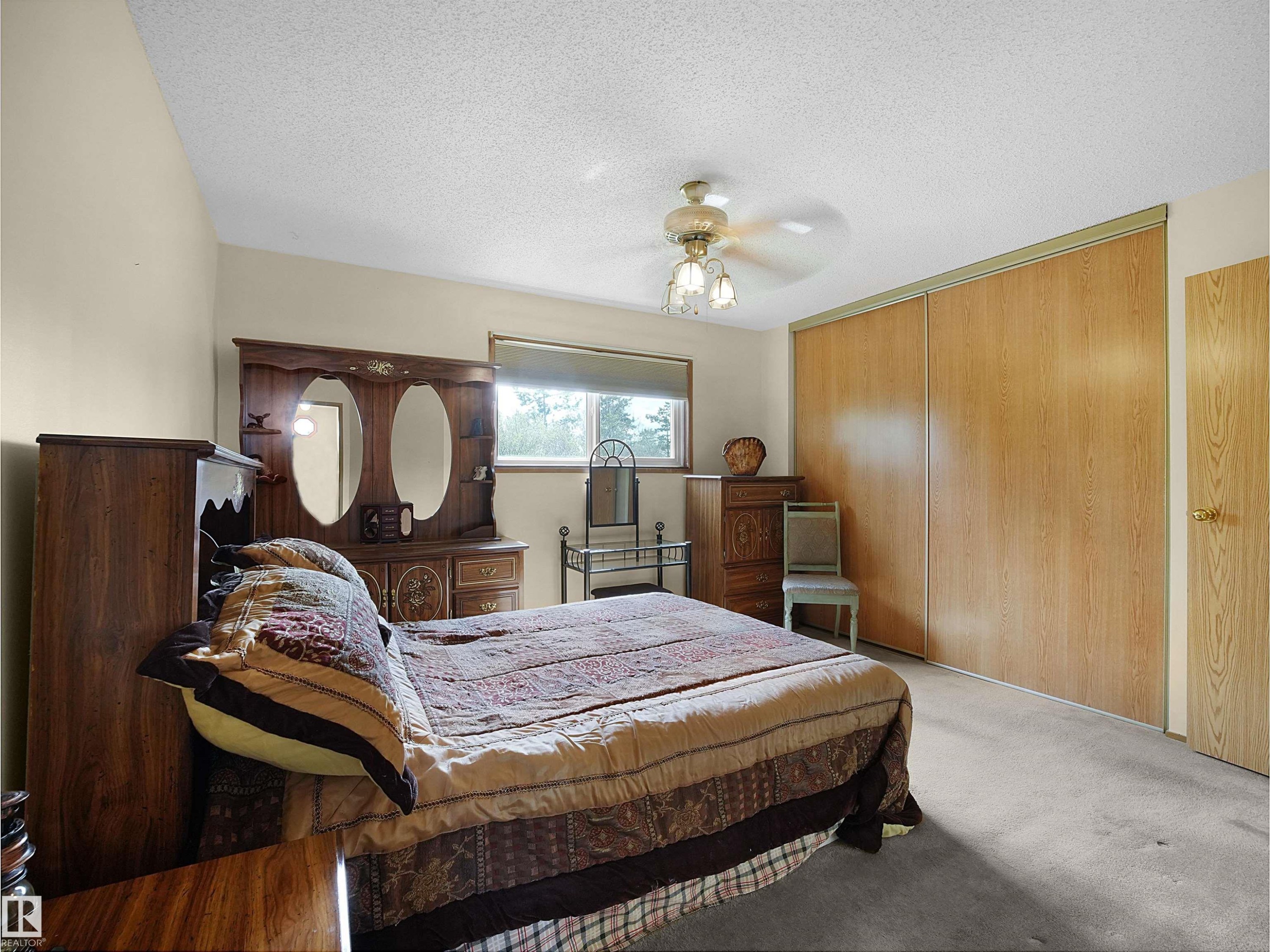 10711 24 Avenue, Edmonton, AB - Indoor Photo Showing Bedroom