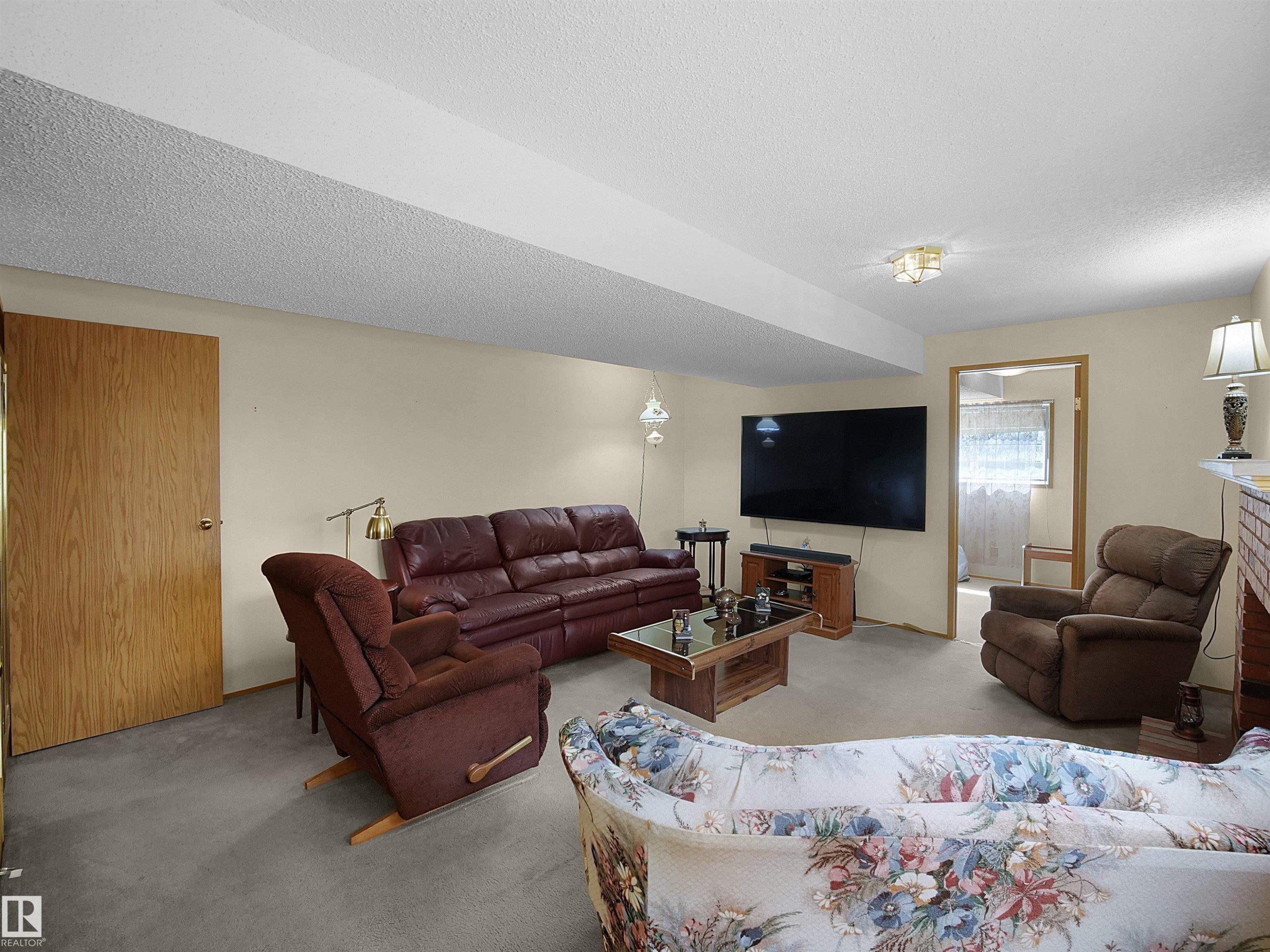 10711 24 Avenue, Edmonton, AB - Indoor Photo Showing Living Room