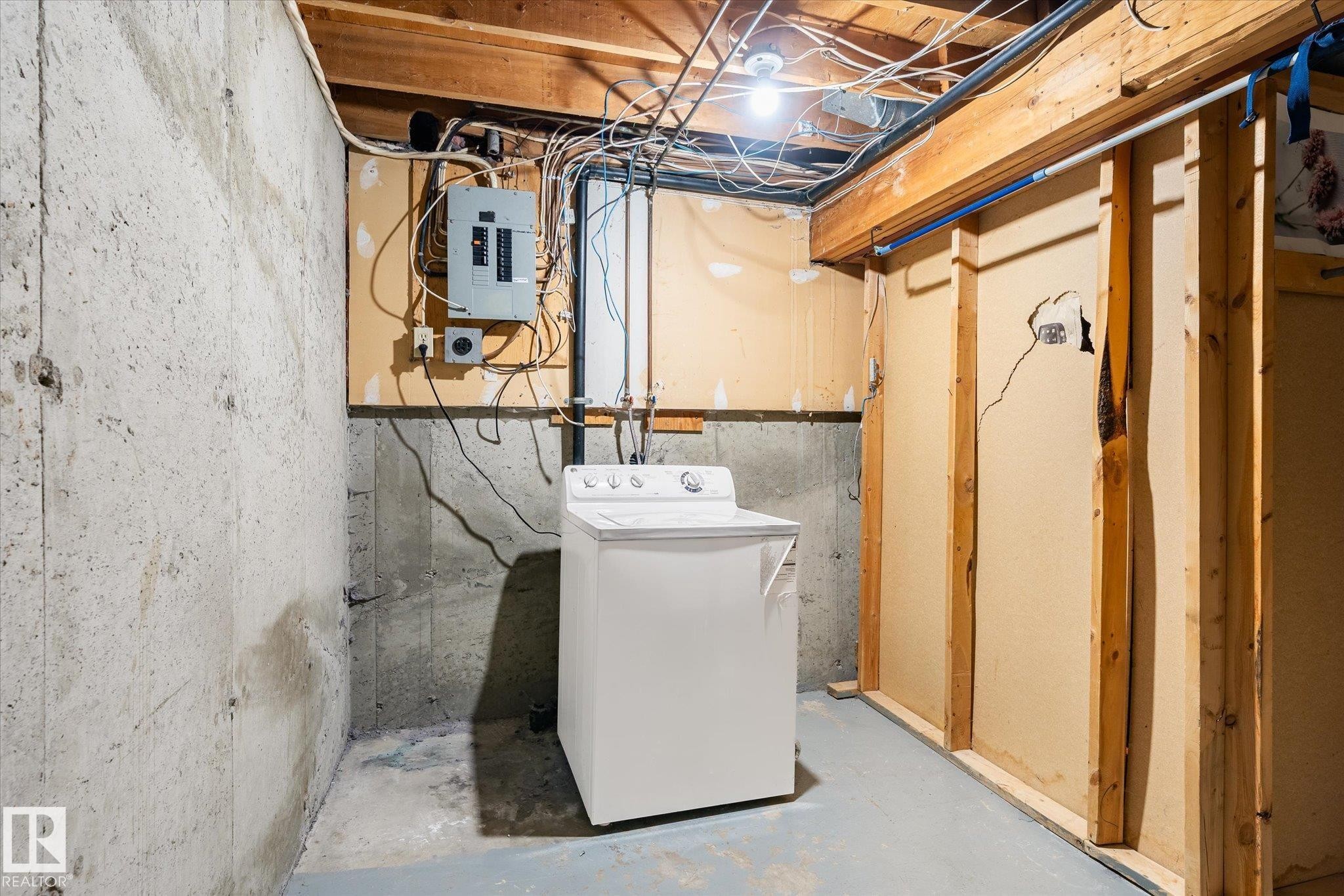 6320 184 Street, Edmonton, AB - Indoor Photo Showing Laundry Room