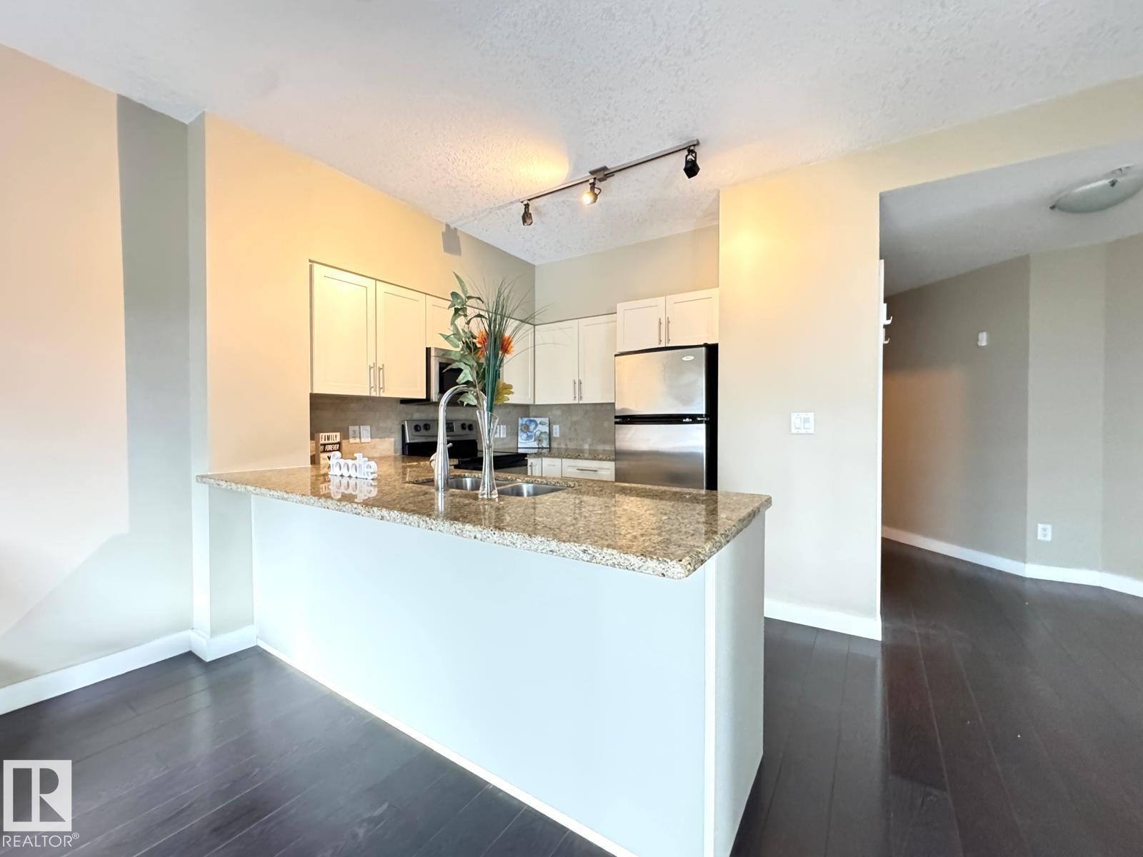 702 10136 104 Street, Edmonton, AB - Indoor Photo Showing Kitchen