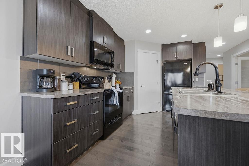 2366 Ware Crescent, Edmonton, AB - Indoor Photo Showing Kitchen