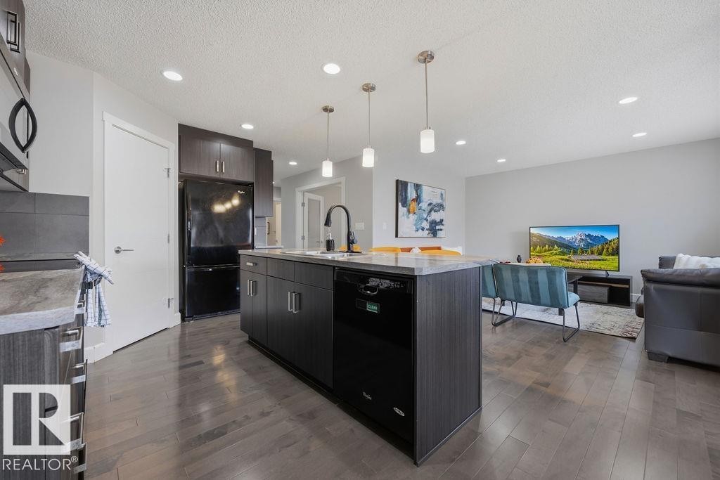2366 Ware Crescent, Edmonton, AB - Indoor Photo Showing Kitchen With Upgraded Kitchen