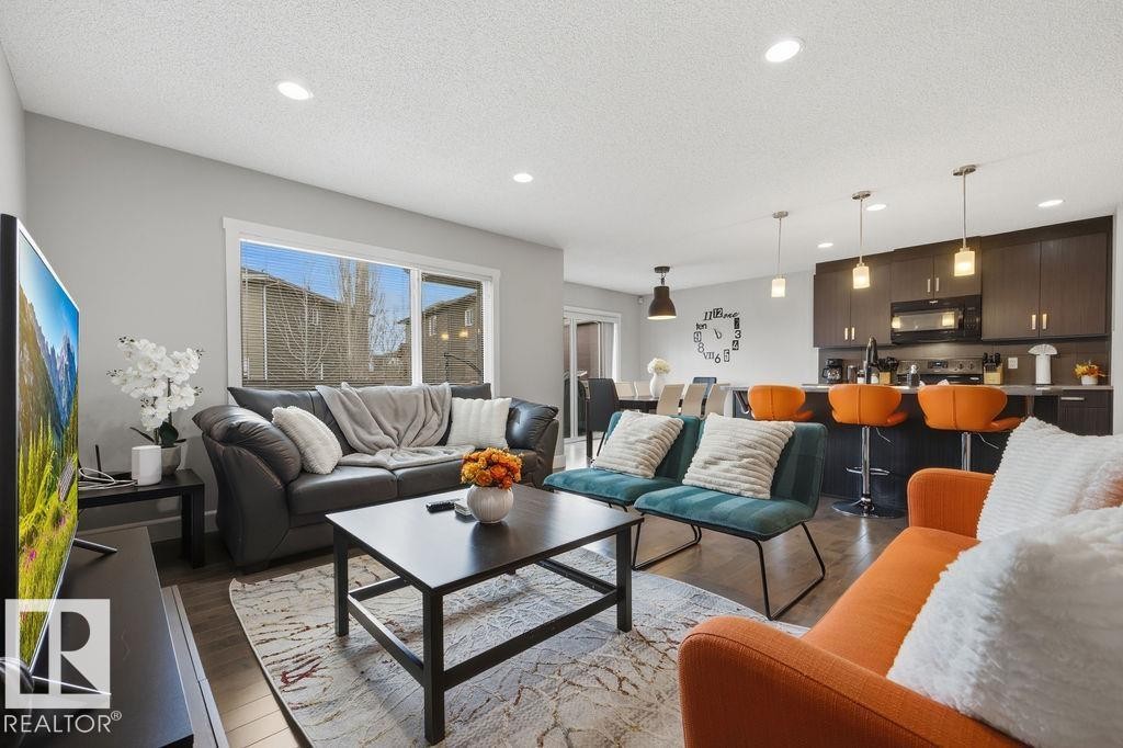 2366 Ware Crescent, Edmonton, AB - Indoor Photo Showing Living Room