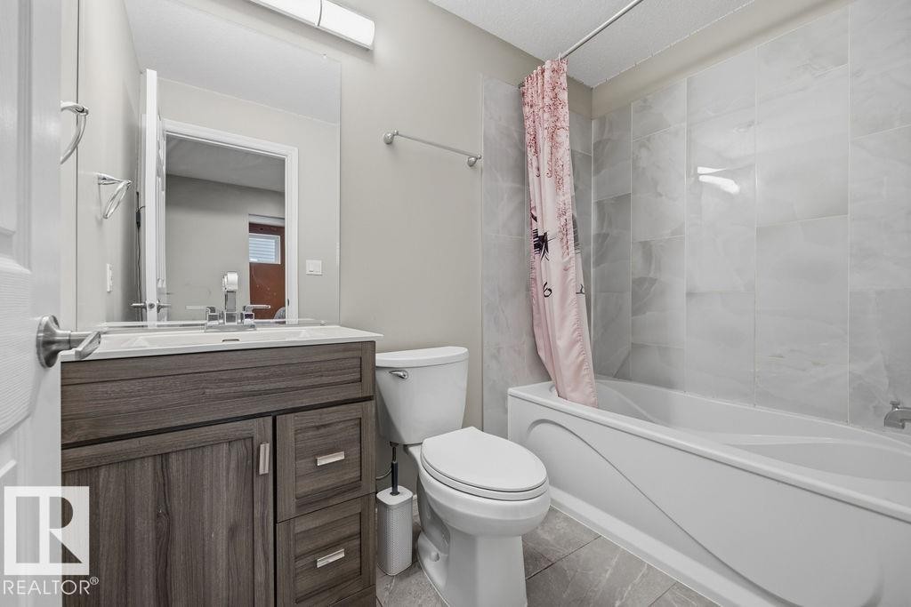 2366 Ware Crescent, Edmonton, AB - Indoor Photo Showing Bathroom