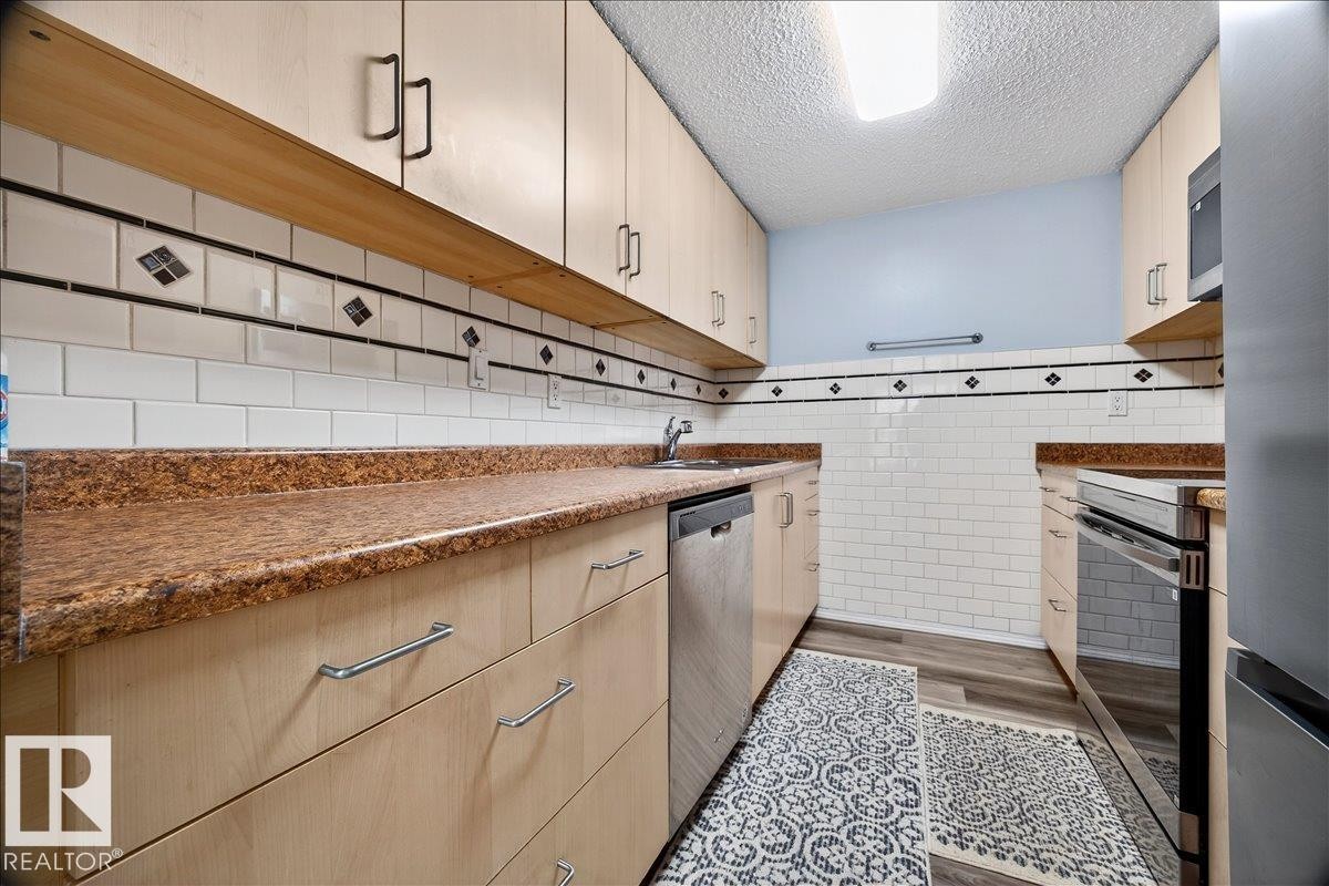 6528 184 Street, Edmonton, AB - Indoor Photo Showing Kitchen