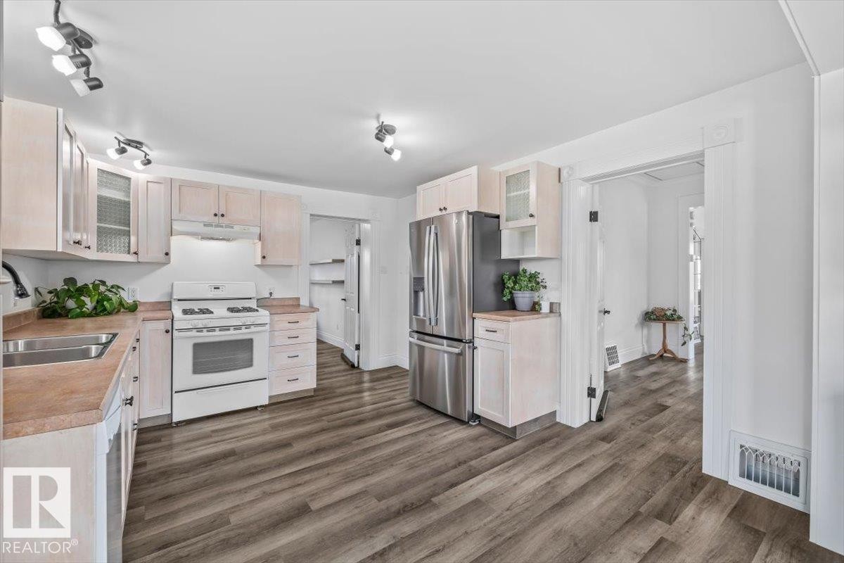 4813 53 Avenue, Stony Plain, AB - Indoor Photo Showing Kitchen With Double Sink