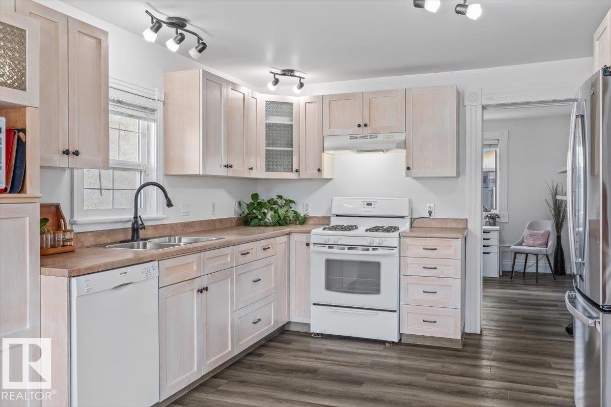 4813 53 Avenue, Stony Plain, AB - Indoor Photo Showing Kitchen With Double Sink