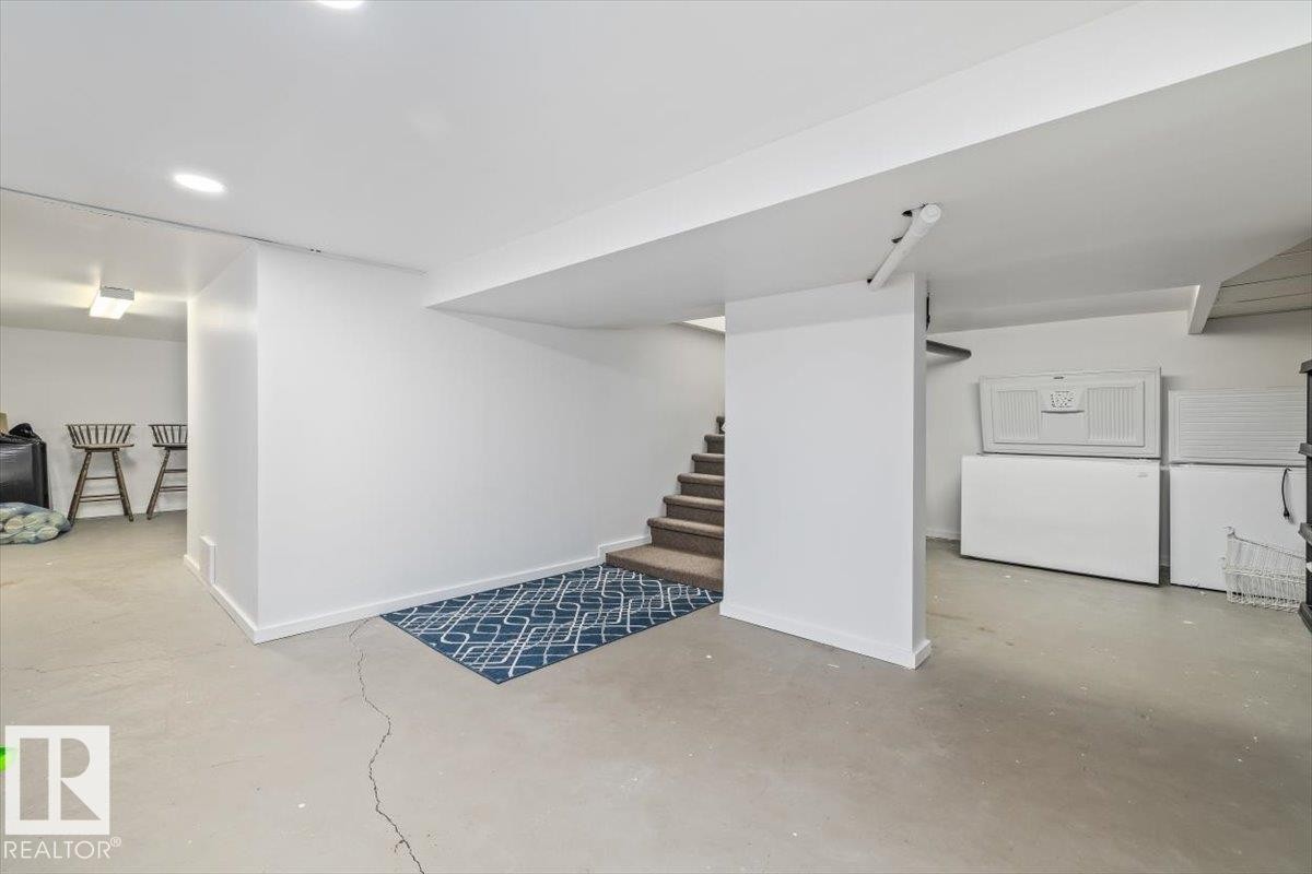 4813 53 Avenue, Stony Plain, AB - Indoor Photo Showing Garage