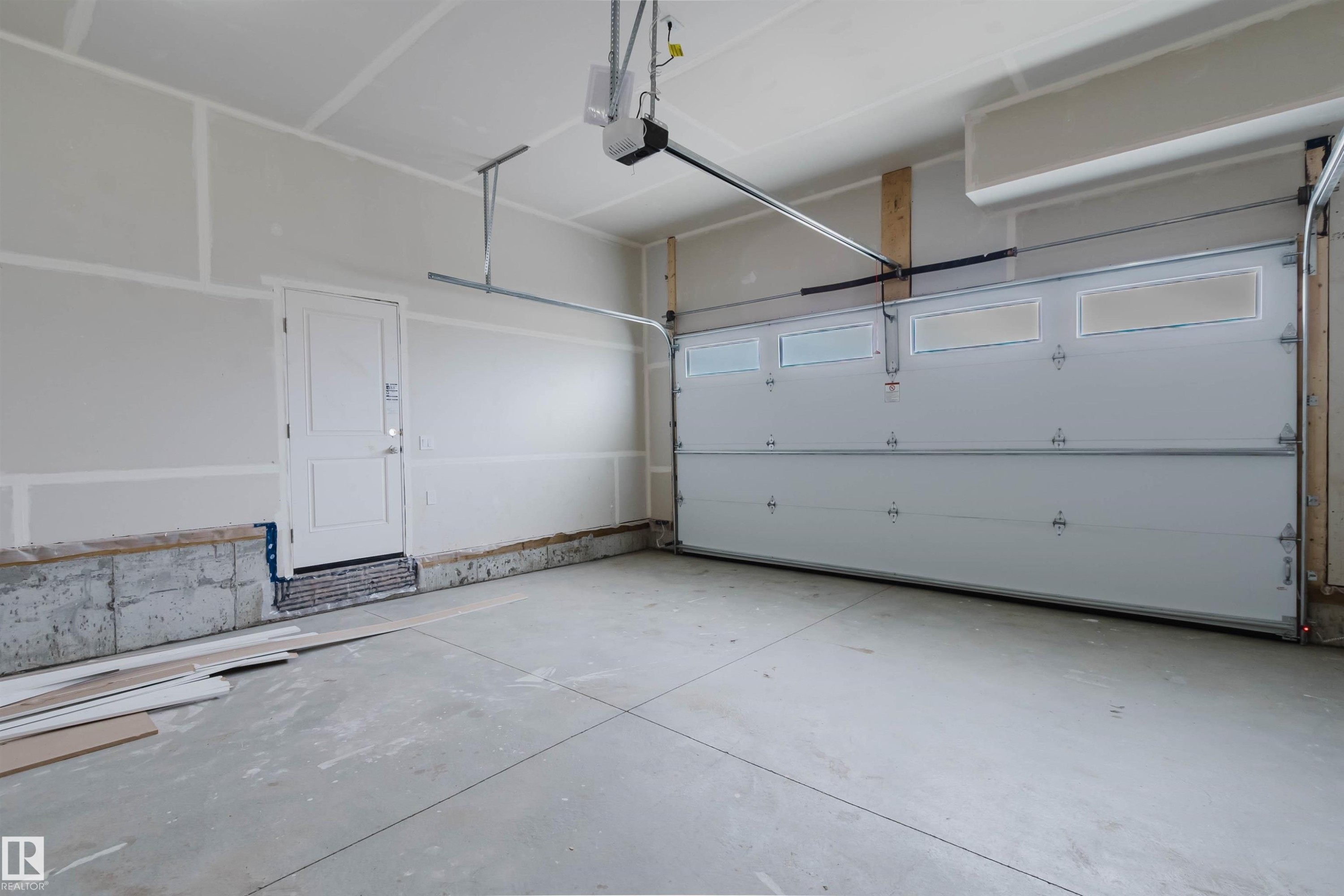 226 Edgemont Green, Edmonton, AB - Indoor Photo Showing Garage
