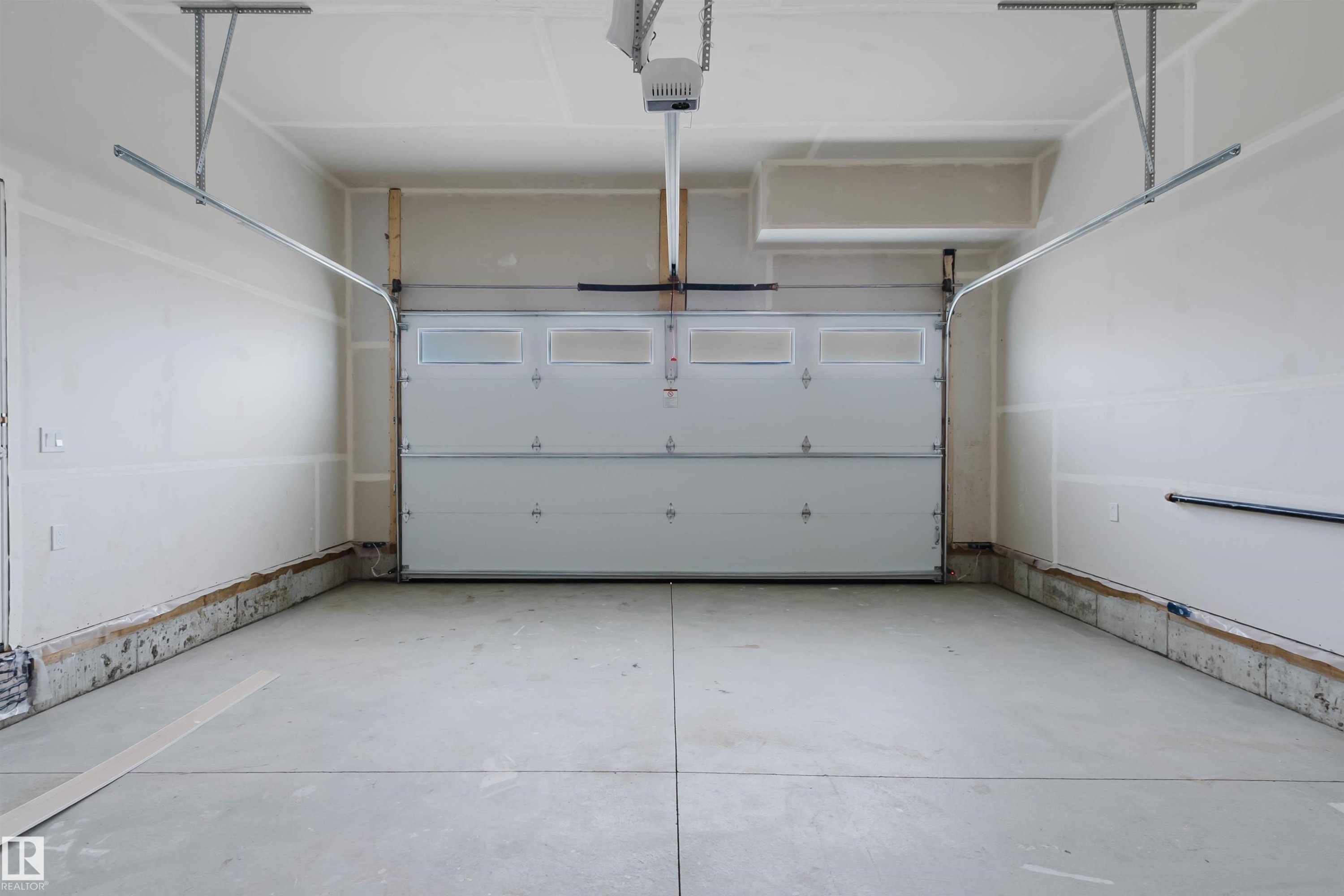 226 Edgemont Green, Edmonton, AB - Indoor Photo Showing Garage