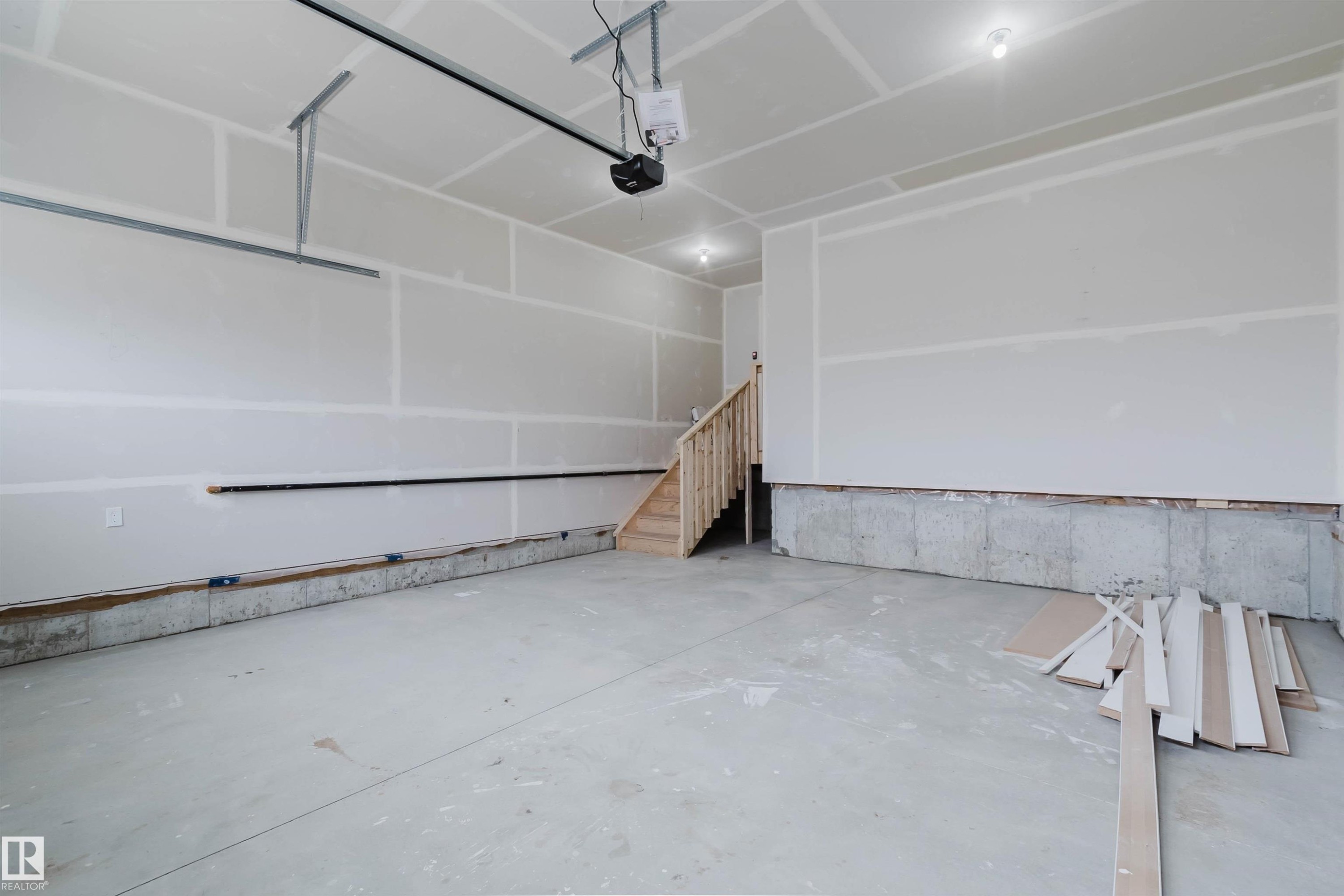226 Edgemont Green, Edmonton, AB - Indoor Photo Showing Garage