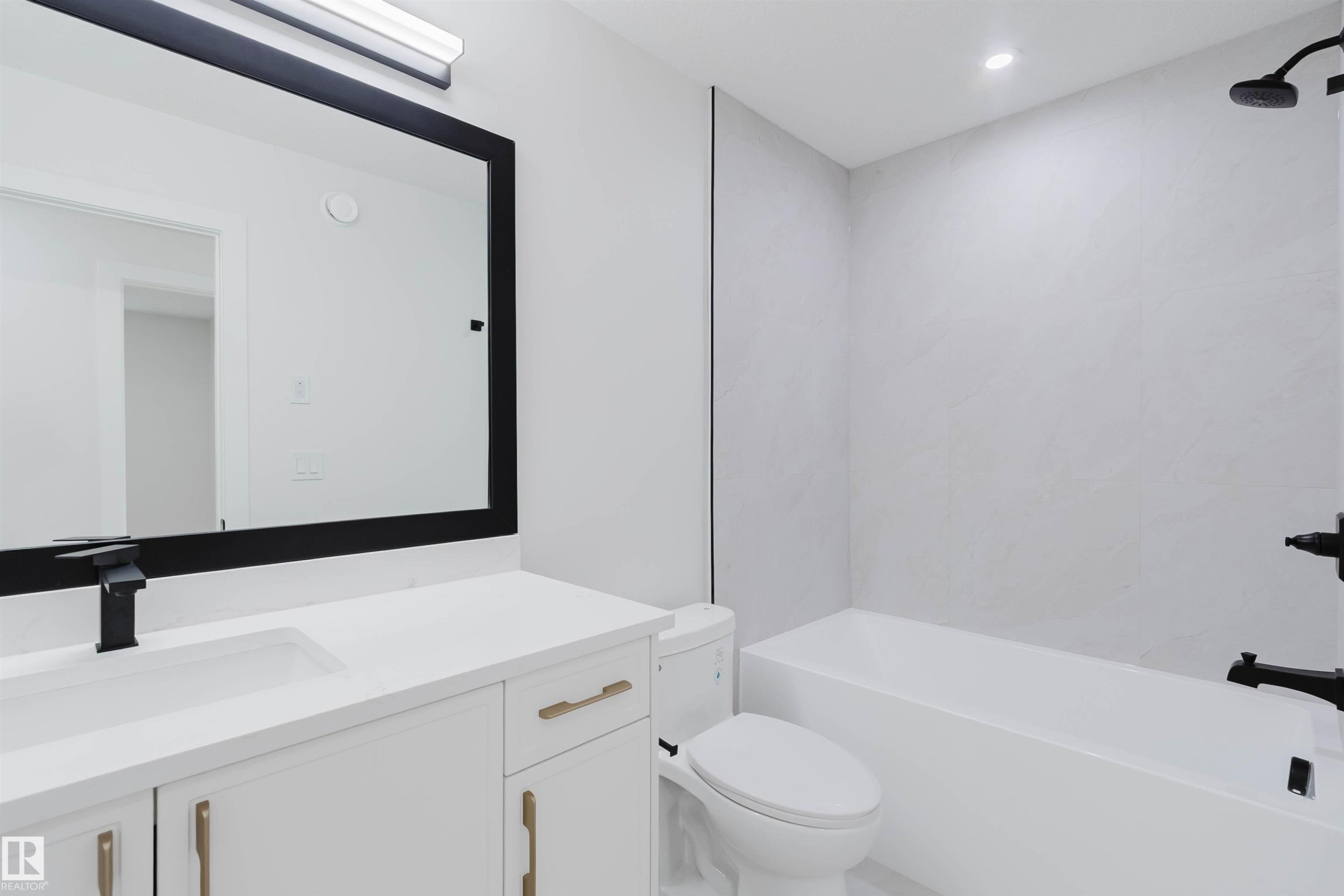 226 Edgemont Green, Edmonton, AB - Indoor Photo Showing Bathroom