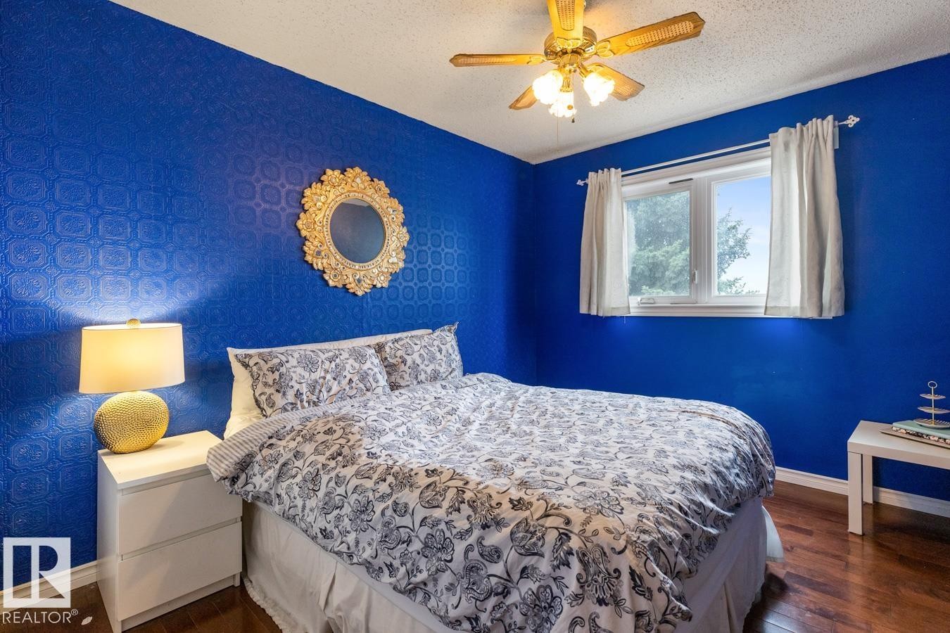 Bedroom featuring blue textured wall covering, a single window, and wood-finish flooring - 4340 33 Street, Edmonton, AB - Indoor Photo Showing Bedroom