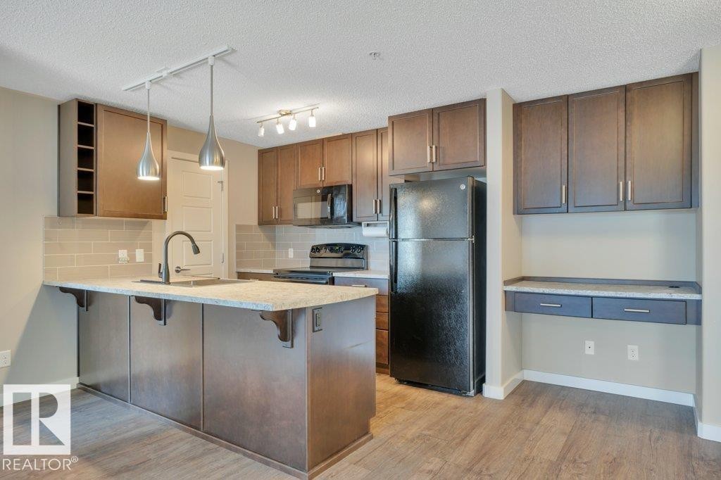 206 5510 Schonsee Drive, Edmonton, AB - Indoor Photo Showing Kitchen