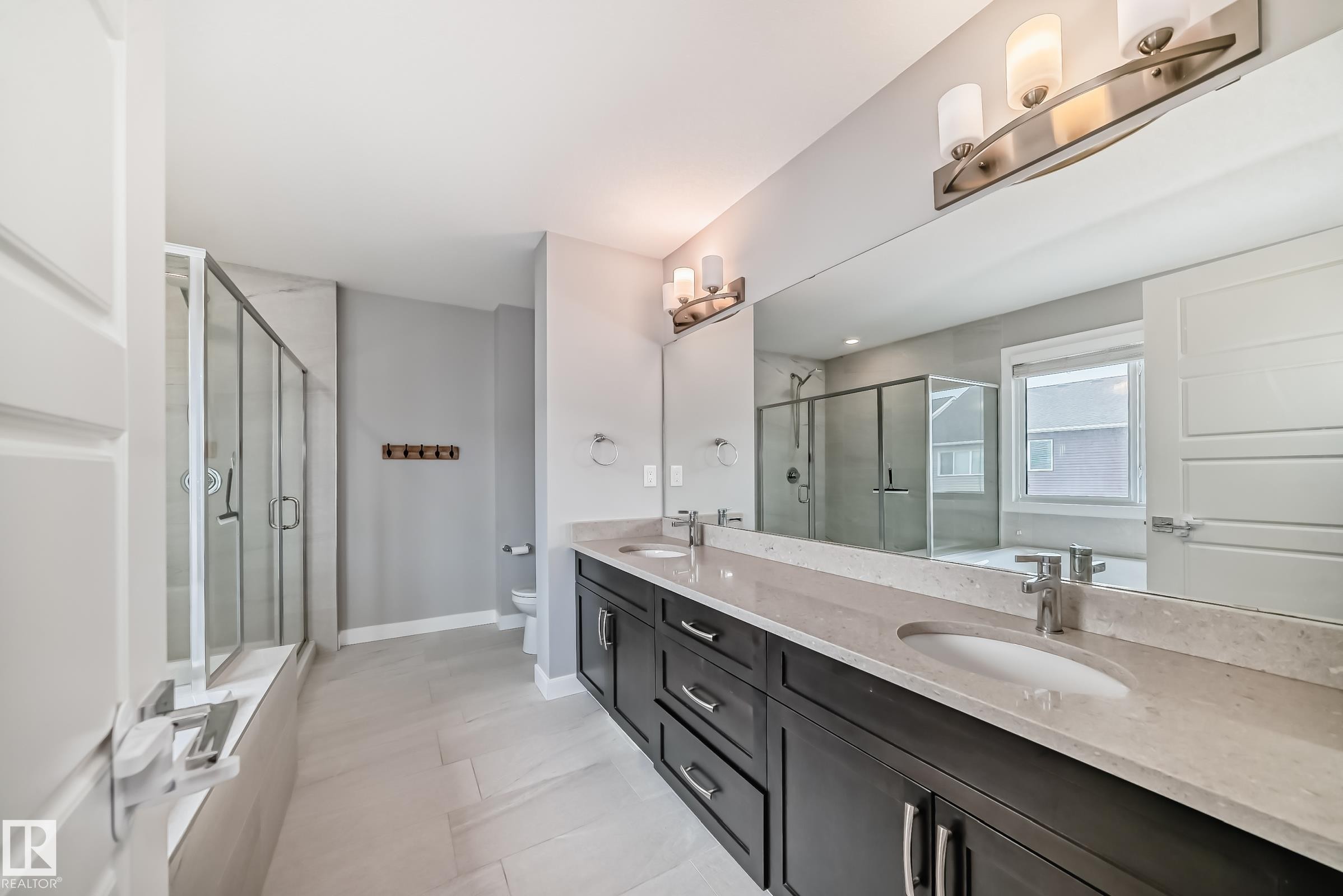 2011 201 Street, Edmonton, AB - Indoor Photo Showing Bathroom