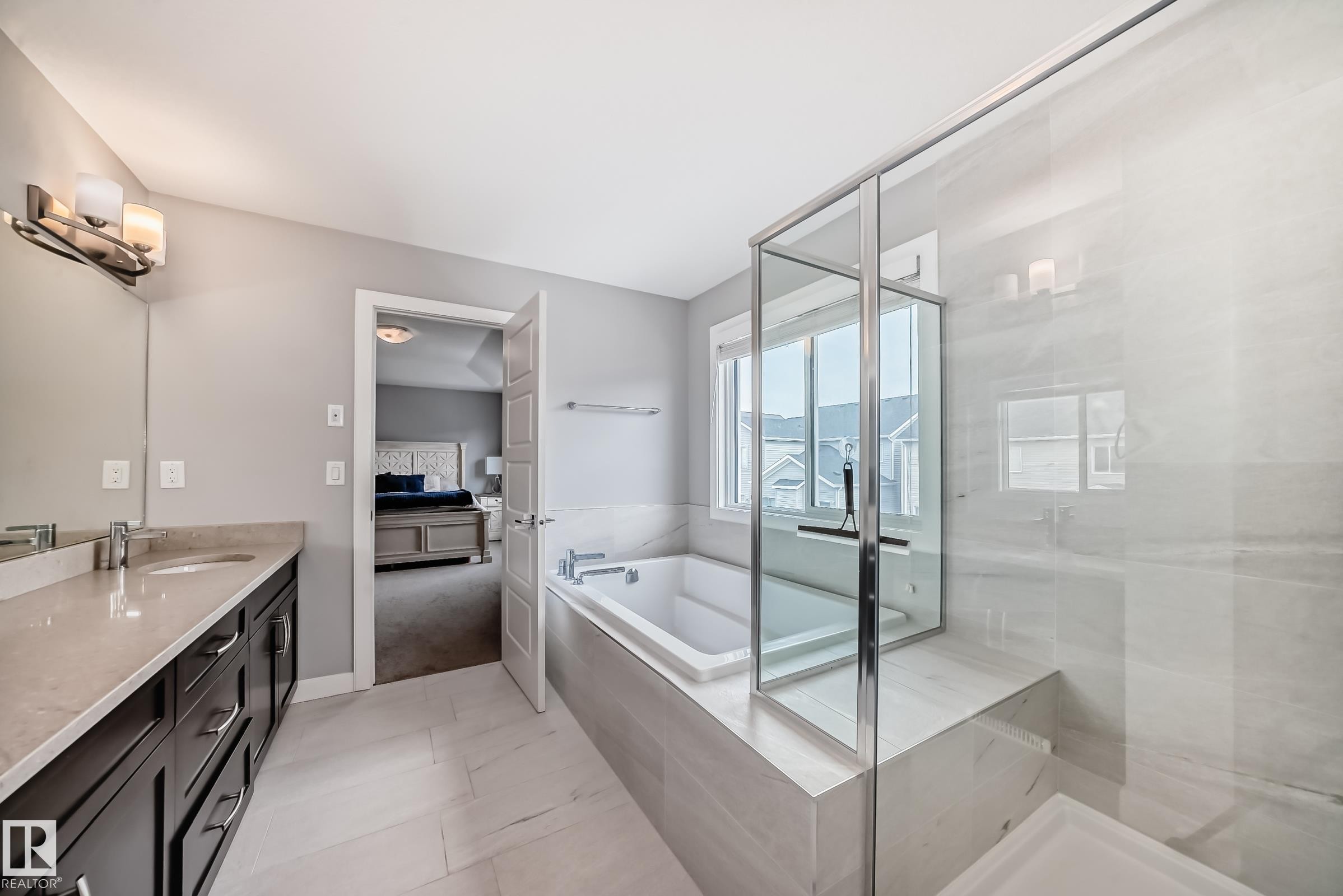 2011 201 Street, Edmonton, AB - Indoor Photo Showing Bathroom
