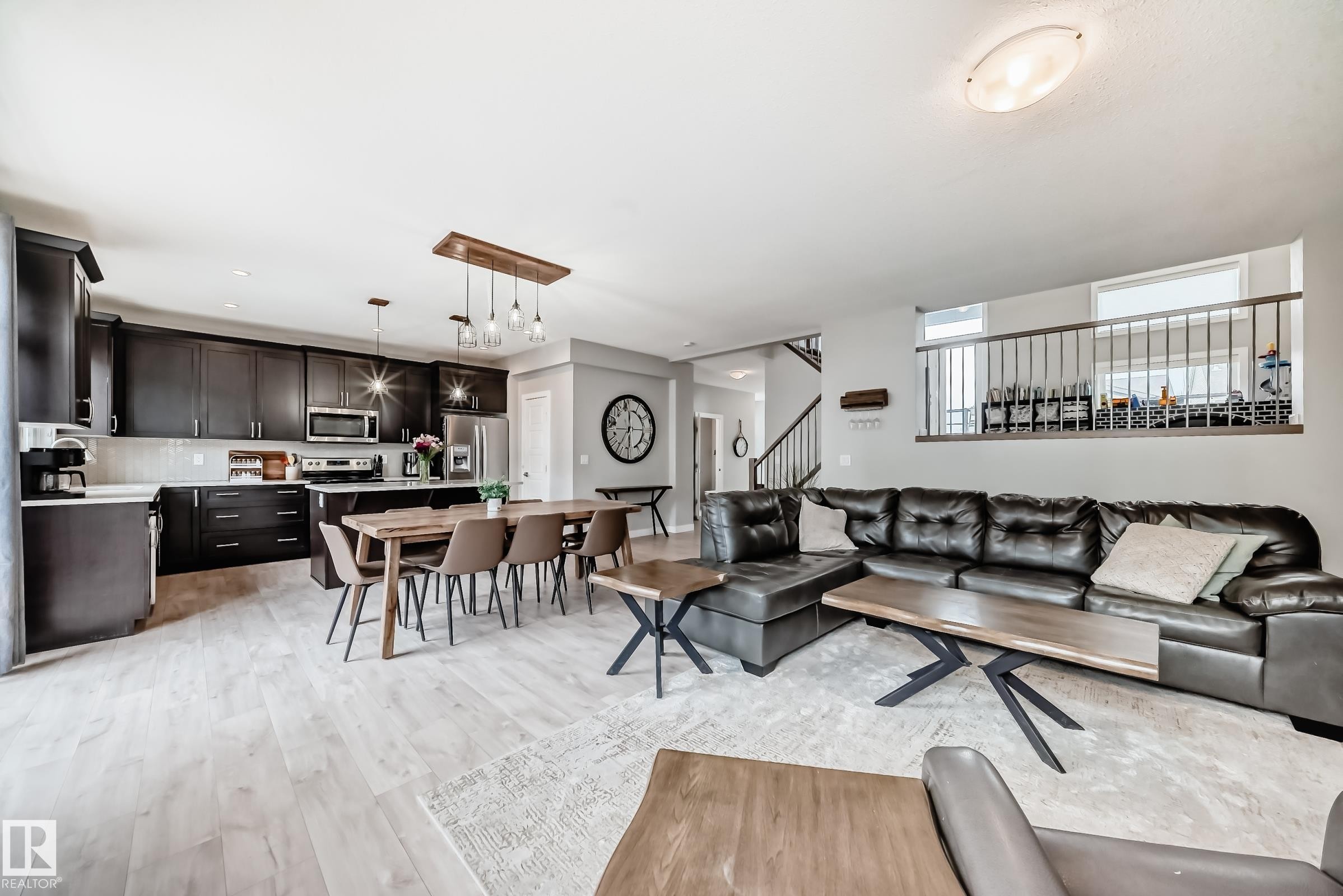 2011 201 Street, Edmonton, AB - Indoor Photo Showing Living Room