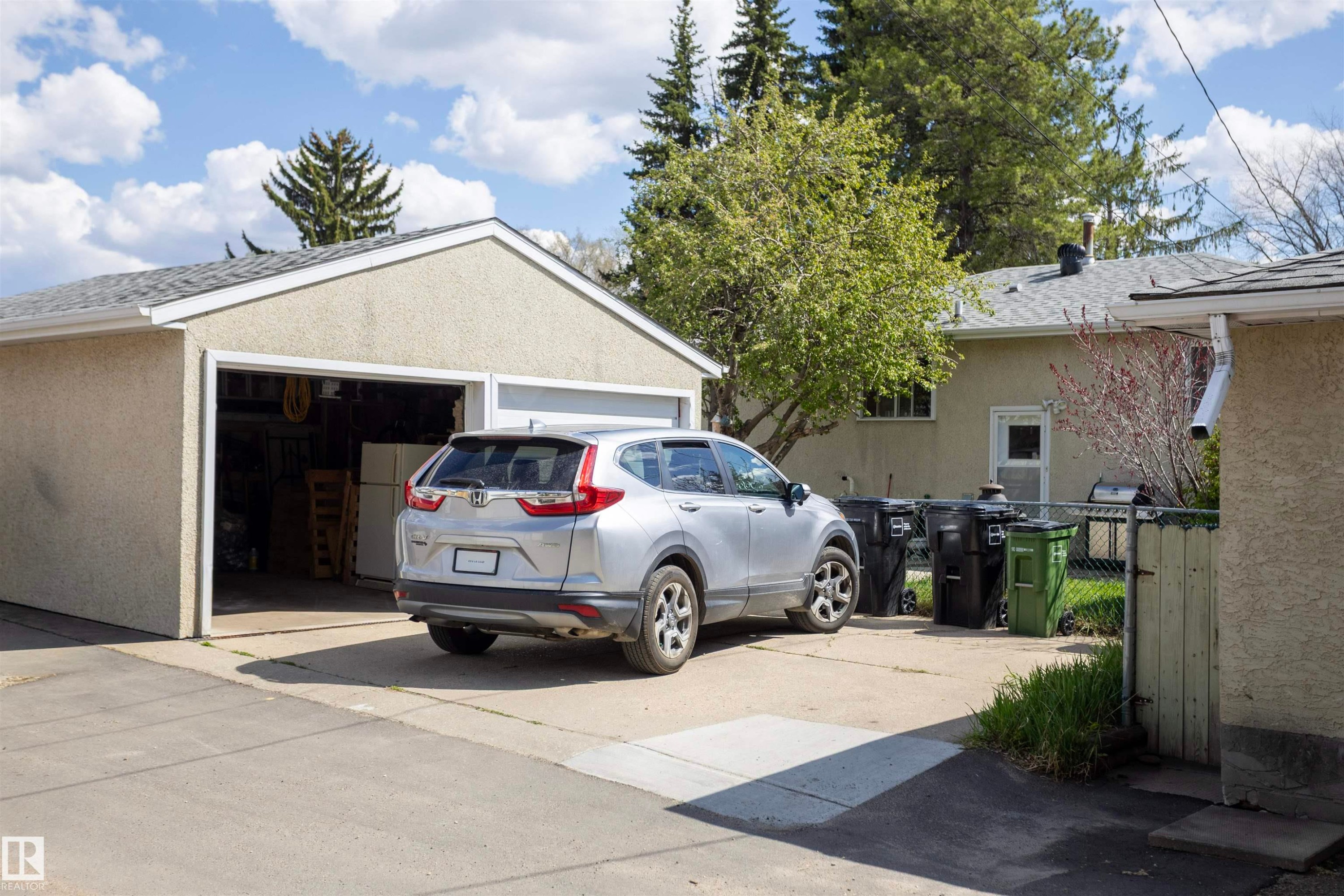 Detached garage with a light-colored exterior and a gabled roof - 10428 68 Avenue, Edmonton, AB - Outdoor