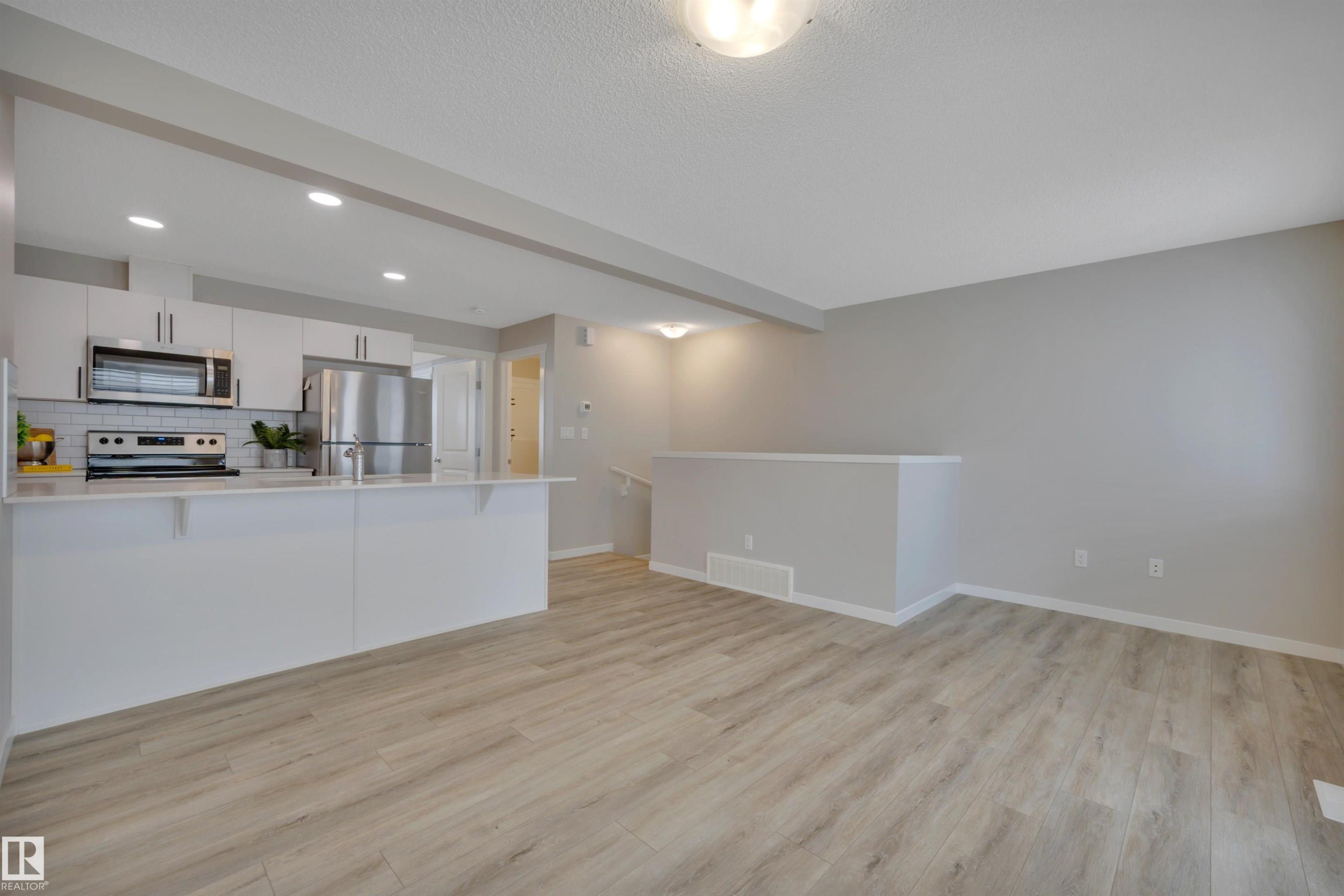 19 1110 Daniels Link Link, Edmonton, AB - Indoor Photo Showing Kitchen