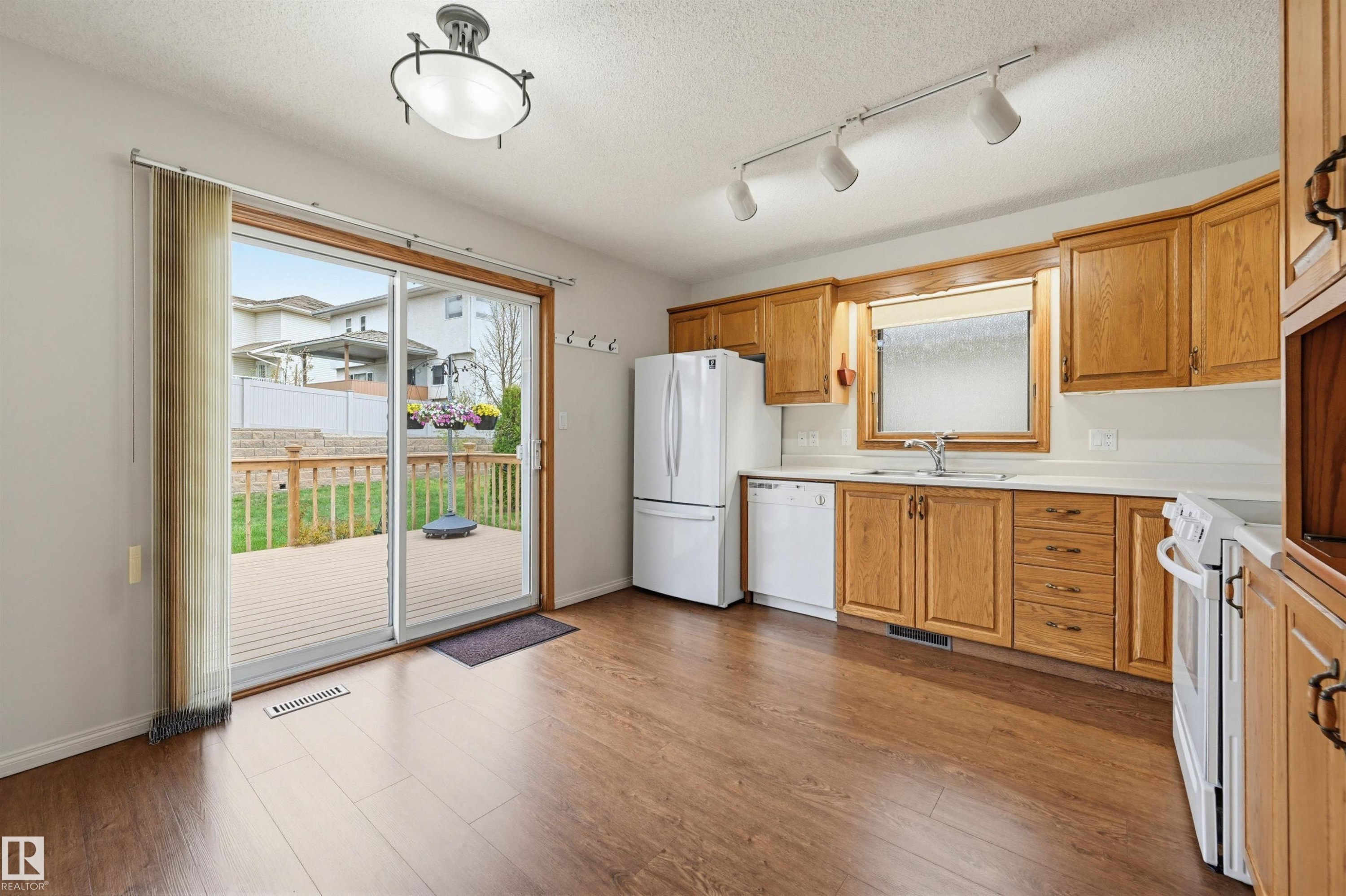 604 Revell Wynd, Edmonton, AB - Indoor Photo Showing Kitchen